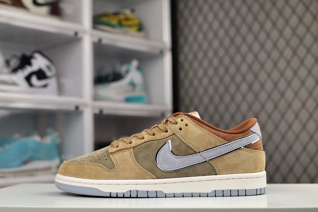 I5 Otomo Katsuhiro x NK SB Dunk Low “Steamboy OST” 大友克洋联名 蒸汽少年系列 配色以主人公雷为基调 浓重的怀旧味道 秋冬专属配色 鞋身整体采用麂皮材质打造 以摩卡为主色调 在框架以及Swoosh处采用了米白色拼接而成 鞋带、鞋身整体视觉效果十分亮眼 此外鞋舌以及鞋垫则采用了黑色打造 鞋垫上的NK标签采用浅棕色点缀 鞋底则采用白色中底搭配棕色外底呈现 为整个设计收尾