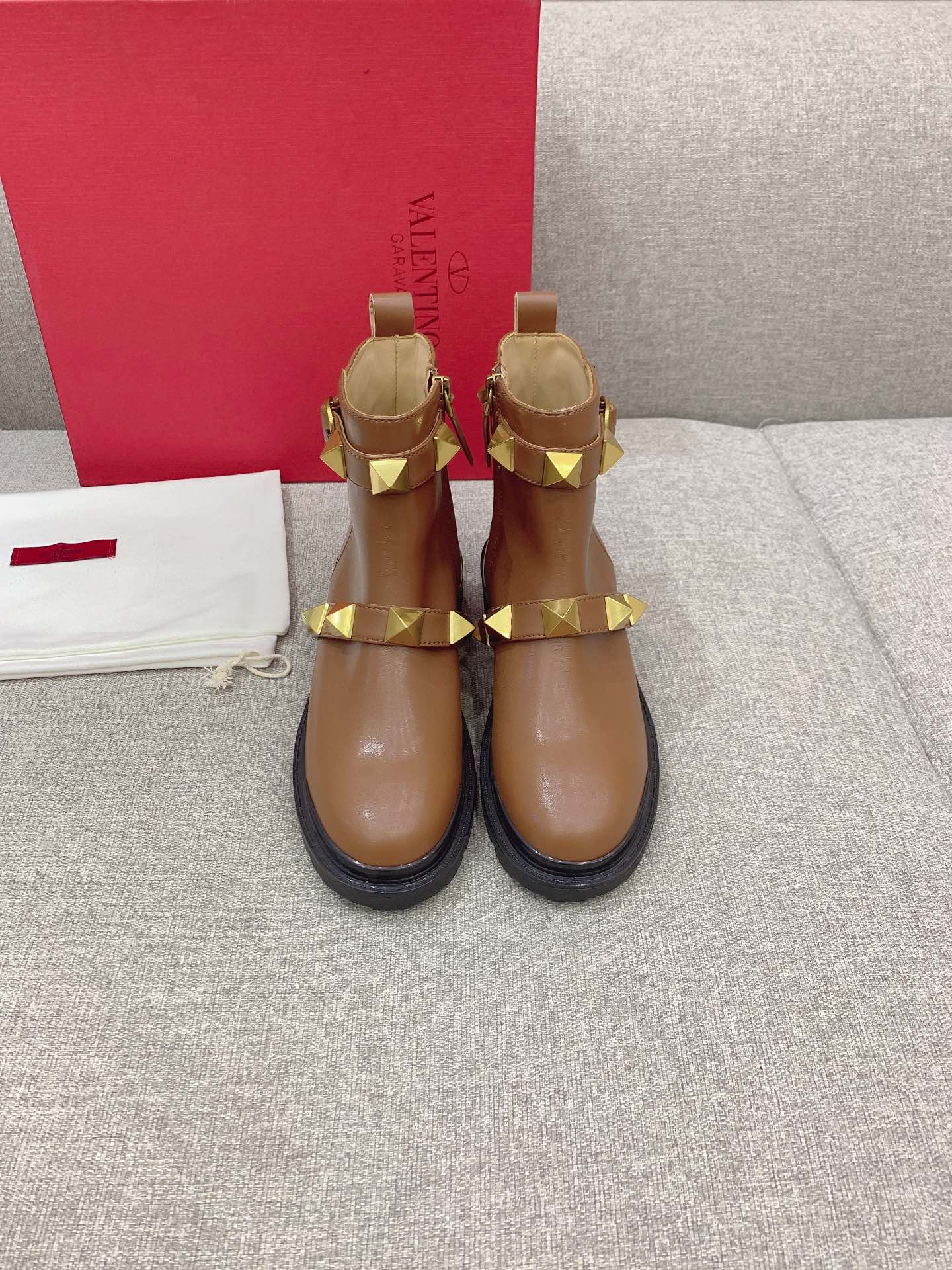 NO:485069,VALENTIN* newest large rivet series short boots, cowhide upper, inner footbed sheepskin, original molded outsole, size 35-39 (customized for 40), boots, valentino, boots, cowhide, sheepskin19860909VALENTIN*新款大铆钉系列短靴 鞋面牛皮 内里垫脚羊皮 原版开模大底 尺码35-39（40定做）,靴子,valentino,boots,cowhide,sheepskin,Women's Shoes