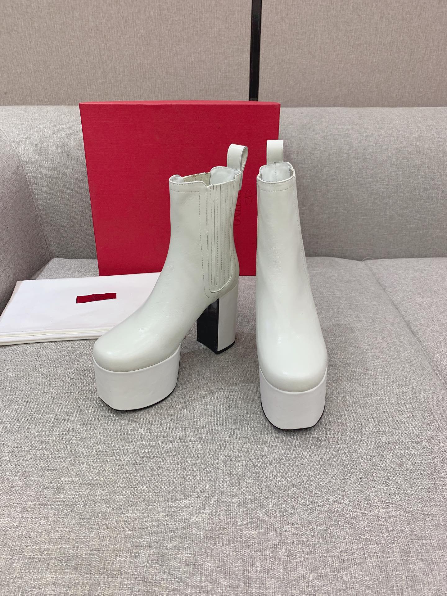 NO:485117,VALENTIN* newest high heel boots, super thick water table, super stable foot, calfskin upper, inner foot pad sheepskin Italian leather sole water table 5cm heel height 12.5cm size 35-49 (custom made of 40), boots, valentino, boots, cowhide, sheepskin, Leather soles19860909VALENTIN*新款高跟短靴 超厚水台 上脚超稳 鞋面小牛皮 内里垫脚羊皮 意大利真皮大底 水台5cm 跟高12.5cm 尺码35-49（40定做）,靴子,valentino,boots,cowhide,sheepskin,Leather soles,Women's Shoes