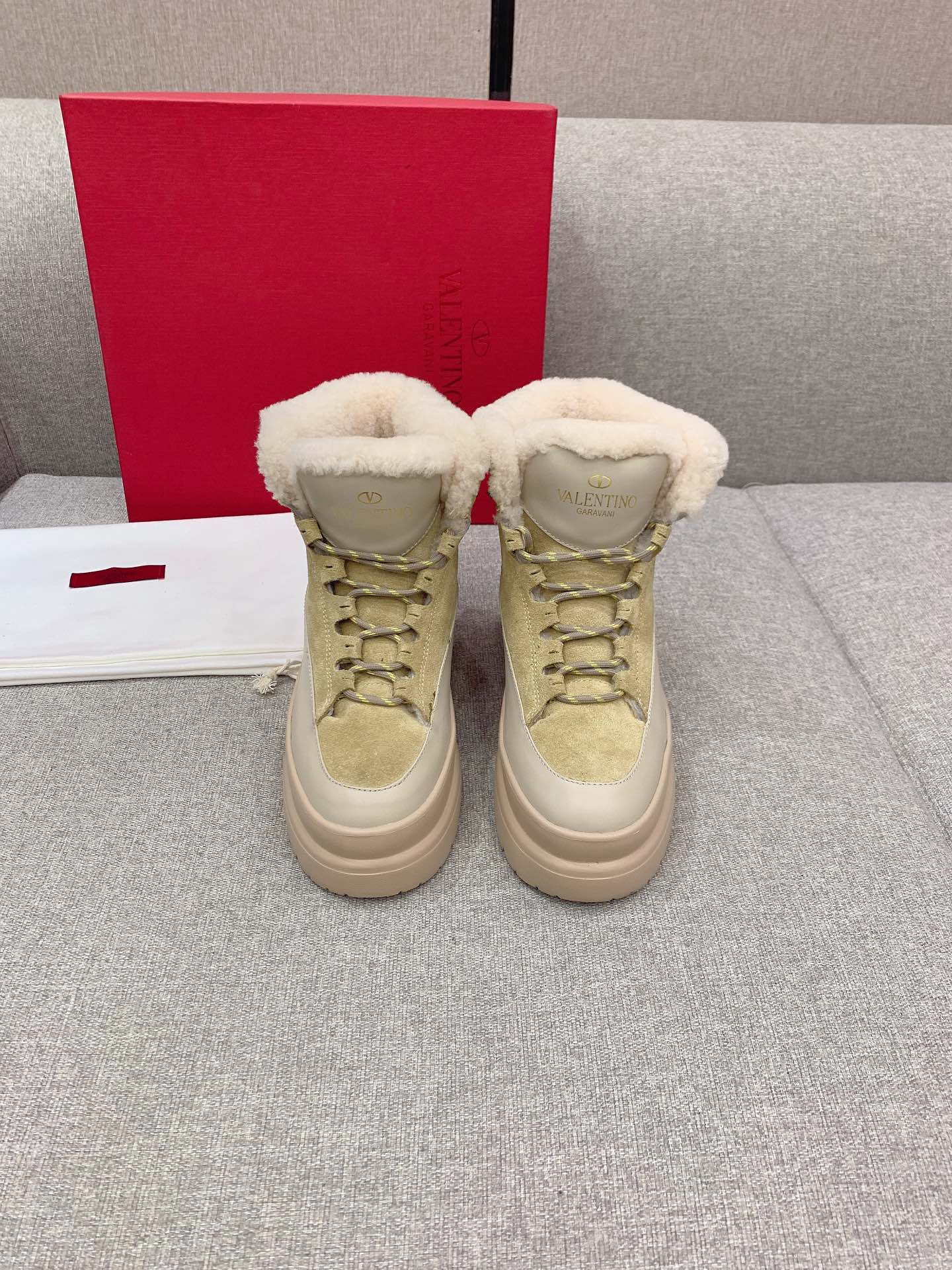 NO:485076,VALENTIN* thick-soled snow boots, thick wool super warm, upper cowhide spliced ​​Yangjing fabric, inner footbed Australian integrated wool, size 35-39 (customized for 40), snow boots, valentino, boots, cowhide, sheep19860909VALENTIN*厚底雪地靴 厚实羊毛超保暖 鞋面牛皮拼接羊京面料 内里垫脚澳洲一体羊毛 尺码35-39（40定做）,雪地靴,valentino,boots,cowhide,sheep,Women's Shoes