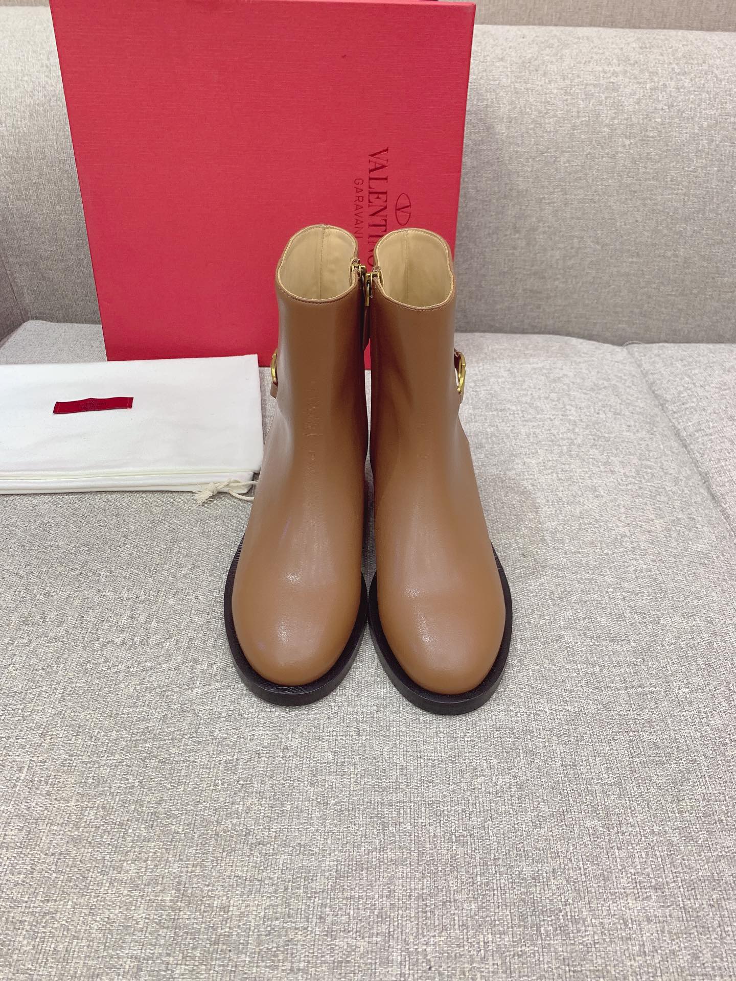 NO:485060,Short boots, long boots, VALENTIN* autumn and winter new boots, classic V-buckle decoration, simple and out of date, whole boots, calfskin, inner footbed sheepskin, Italian leather outsole, size 35-39 (customized for 40), boots, valentino, boots, cowhide, sheepskin, Leather soles19860909短靴 长靴 VALENTIN*秋冬新款靴 经典V扣装饰 简约不过时 整只靴面小牛皮 内里垫脚羊皮 意大利真皮大底 尺码35-39（40定做）,靴子,valentino,boots,cowhide,sheepskin,Leather soles,Women's Shoes