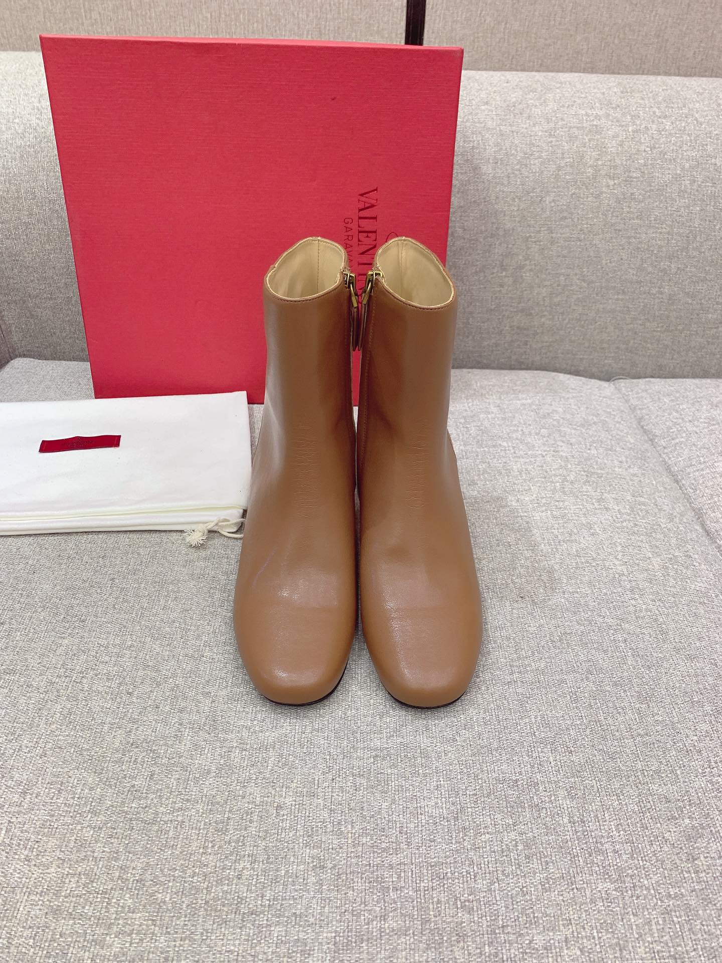 NO:485025,Short boots, long boots, VALENTIN's newest stiletto boots, the heel hollow logo design is very good, the whole boot is calfskin, inner footbed sheepskin, Italian leather sole, heel height 6cm, size 35-39 (customized for 40), boots, valentino, boots, cowhide, sheepskin, Leather soles19860909短靴 长靴 VALENTIN*新款细高跟靴 跟部镂空logo设计非常好看 整只靴面小牛皮 内里垫脚羊皮 意大利真皮大底 跟高6cm 尺码35-39（40定做）,靴子,valentino,boots,cowhide,sheepskin,Leather soles,Women's Shoes