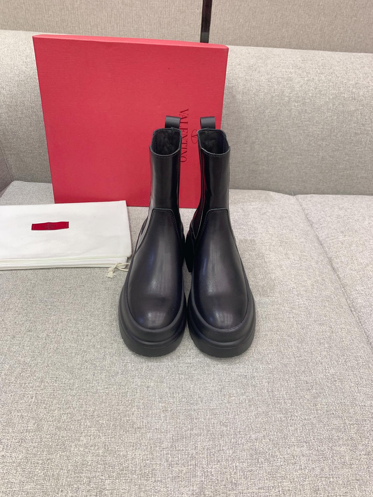 NO:485103,VALENTIN* new thick-soled short boots, large heel rivet decoration, elastic design is easy to put on and take off, upper calfskin/Yangjing inner footbed cowhide, size 35-39 (customized for 40), boots, valentino, boots, cowhide, sheep19860909VALENTIN*新款厚底短靴 后跟大铆钉装饰 松紧设计方便穿脱 鞋面小牛皮/羊京 内里垫脚牛皮 尺码35-39（40定做）,靴子,valentino,boots,cowhide,sheep,Women's Shoes
