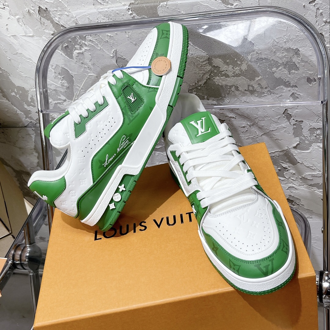 💰430 顶级代购版本 LV trainer "情侣限定系列休闲运动篮球鞋
颜值担当 上脚帅炸，每个颜色都是巨巨巨好看！潮人必备单品🛍
原版订制压纹粒面小牛皮（非市面超纤皮 大家要区分！）对称老花纹水洗牛仔布；所有配件辅料都是按照原版1:1定制的 就连鞋带的配色都是1:1订做。原版一致私模TPU大底。很多心机小设计必须有原版才看得的到做的好，精品就是在于细节！原版一致芯片吊牌 感应直接进入lv 官网😏
代购天花板级别 全套静美飞机盒包装
请认准我家品质‼️
请注意区分市面通货材料！
码数：35-44（男38/45定做不退换）