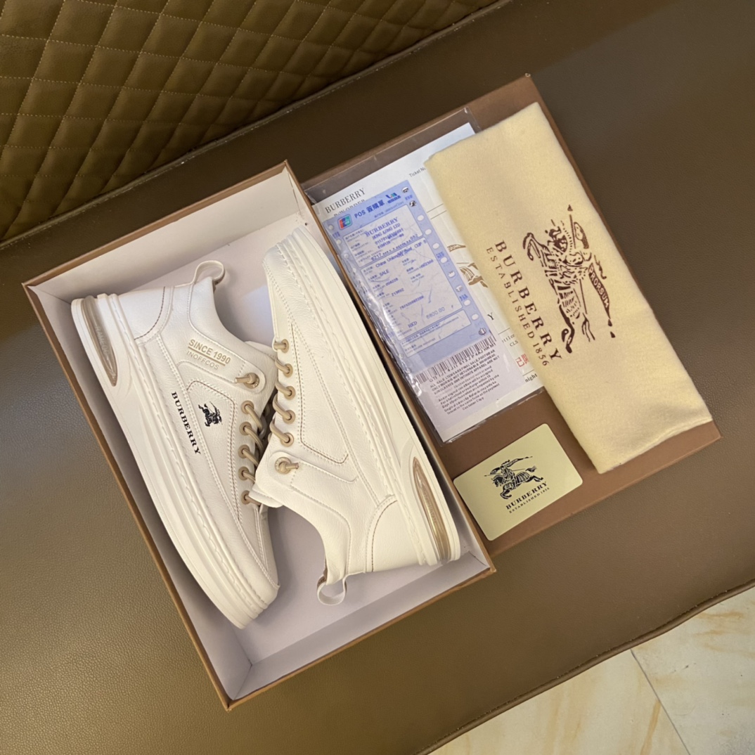 I5 Burberry 巴宝莉 经典休闲鞋2022休闲运动男鞋,懒人套脚板鞋 帆船鞋 全新米兰时装时尚的设计,完美做工,原版复刻 霸气花纹 材质：头层牛皮进口布料柔软舒适,羊皮鞋垫,适合户外青年跑步户外司机驾车鞋 套脚方便 懒人乐福首选原版橡胶耐磨大底,男鞋码数：38–44 45可定制 白色选