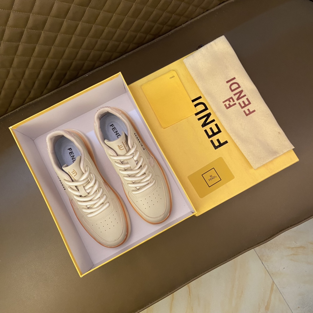 I5 羊里2022潮款Fendi 芬迪 今年最火的怪兽款,相较旧款更潮更抢眼,鞋后跟让本来就搞怪的鞋子显得更生动像刺猬一样,今年一只小怪兽吗？懒人套脚乐福鞋休闲鞋 采用高档牛皮,羊皮里,,上线大底男鞋码数：38-44 45码可订做 杏色