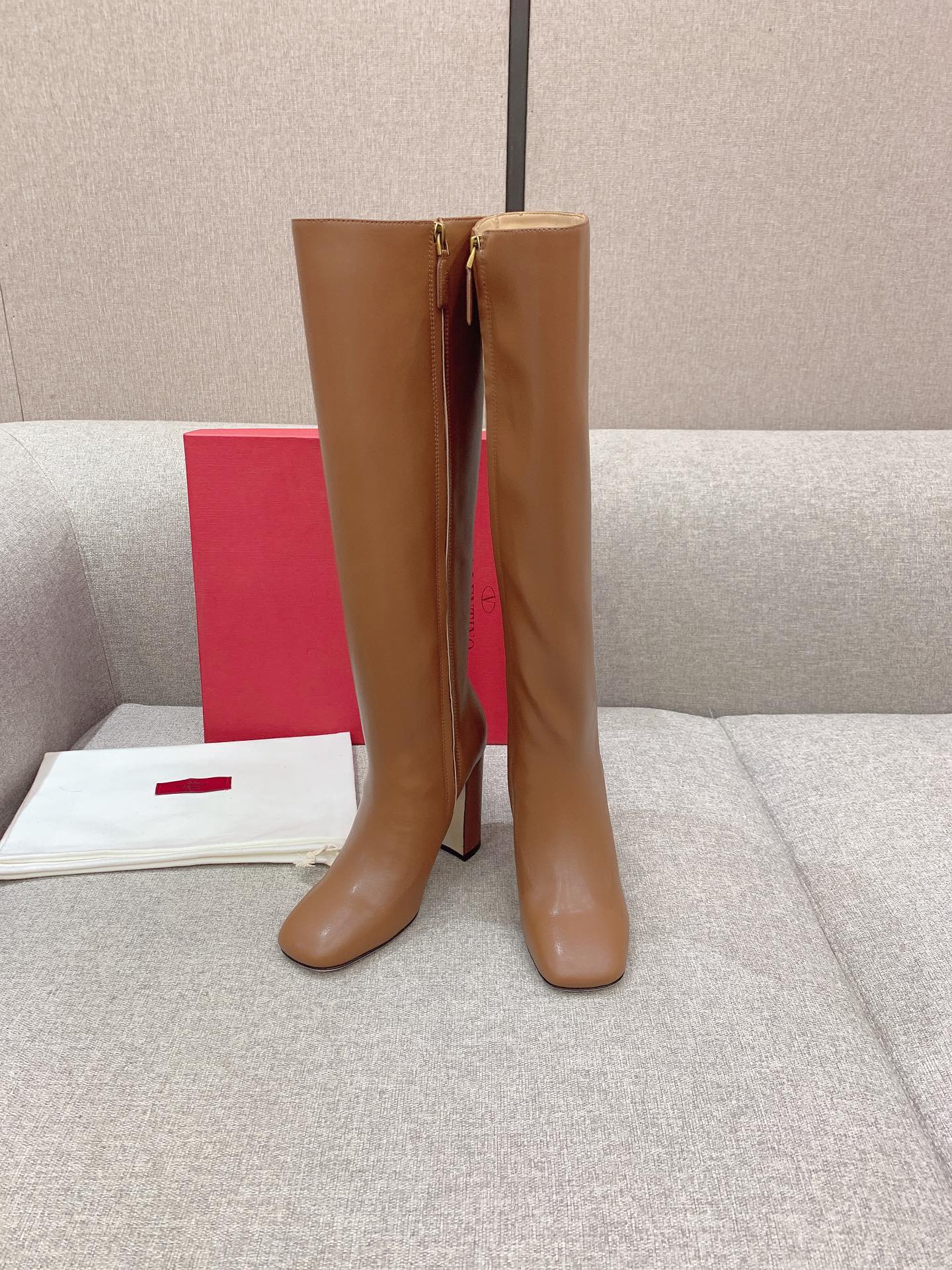 NO:485063,VALENTIN* new high-heeled long leather boots, square heel and square toe design, full of aura, full of calfskin, inner foot padded sheepskin, Italian leather sole, heel height 10cm, size 35-39 (customized for 40), boots, valentino, boots, cowhide, sheepskin, Leather soles19860909VALENTIN*新款高跟长皮靴 方跟方头设计帅气干练 上脚气场十足 整只靴面小牛皮 内里垫脚羊皮 意大利真皮大底 跟高10cm 尺码35-39（40定做）,靴子,valentino,boots,cowhide,sheepskin,Leather soles,Women's Shoes
