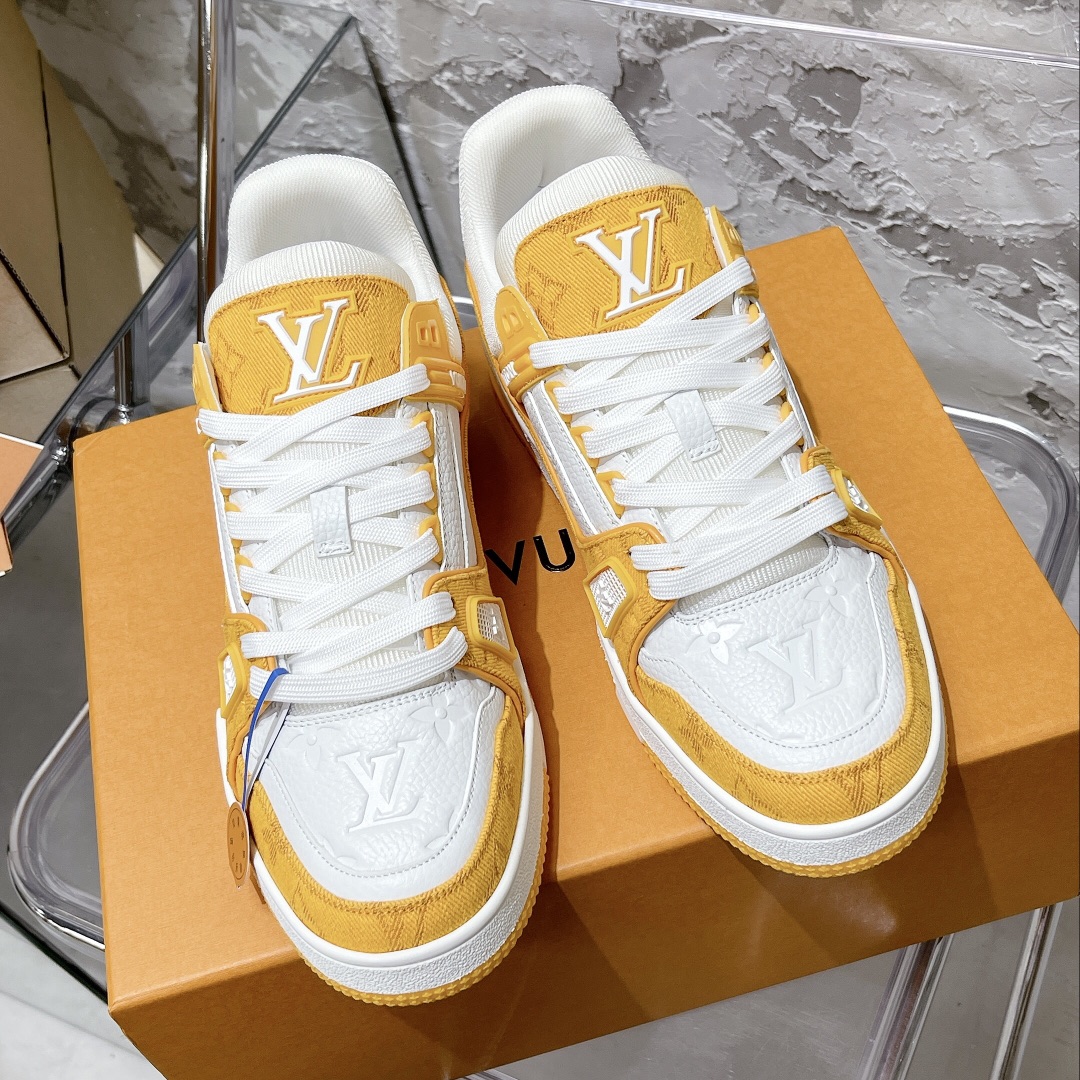 💰430 顶级代购版本 LV trainer "情侣限定系列休闲运动篮球鞋
颜值担当 上脚帅炸，每个颜色都是巨巨巨好看！潮人必备单品🛍
原版订制压纹粒面小牛皮（非市面超纤皮 大家要区分！）对称老花纹水洗牛仔布；所有配件辅料都是按照原版1:1定制的 就连鞋带的配色都是1:1订做。原版一致私模TPU大底。很多心机小设计必须有原版才看得的到做的好，精品就是在于细节！原版一致芯片吊牌 感应直接进入lv 官网😏
代购天花板级别 全套静美飞机盒包装
请认准我家品质‼️
请注意区分市面通货材料！
码数：35-44（男38/45定做不退换）