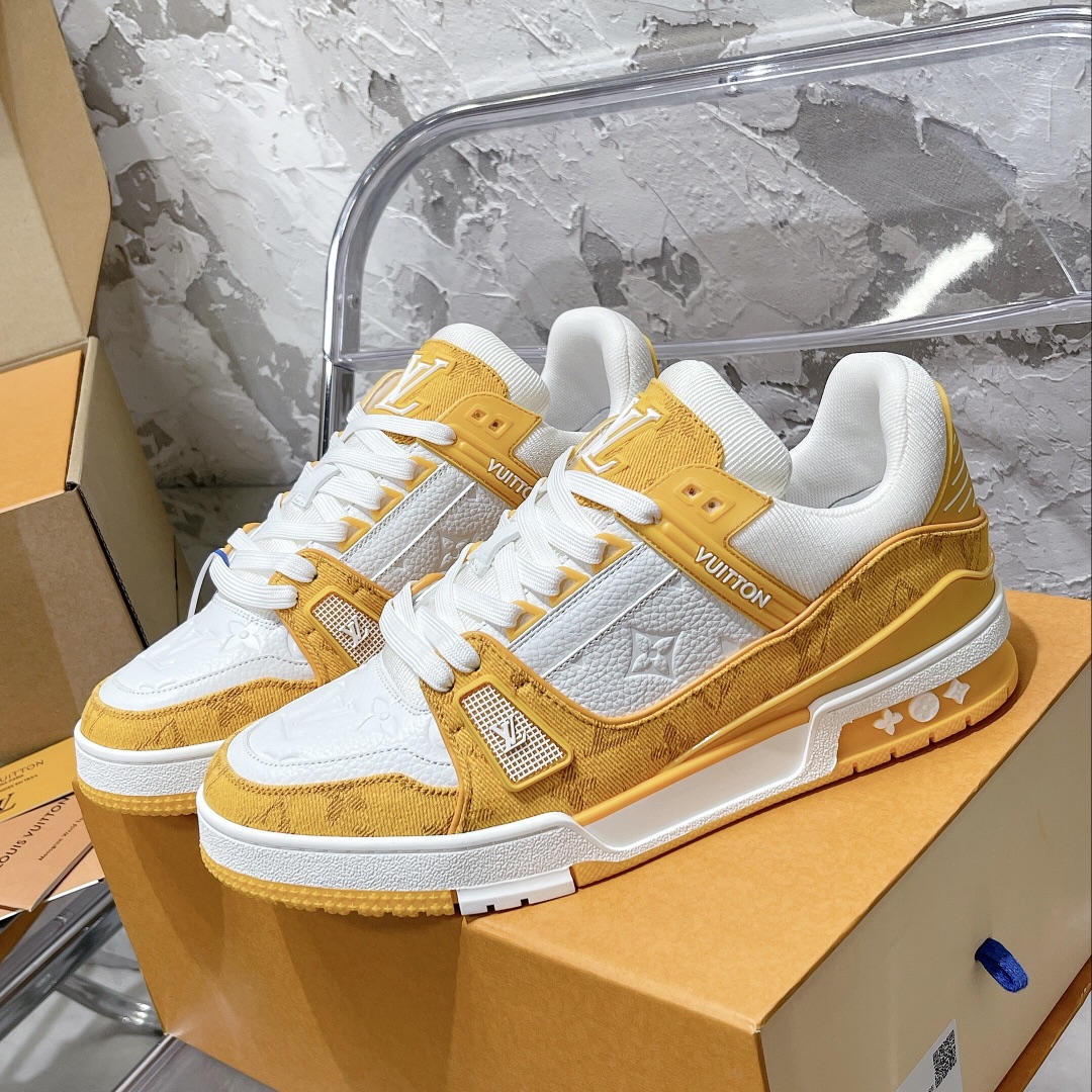 💰430 顶级代购版本 LV trainer "情侣限定系列休闲运动篮球鞋
颜值担当 上脚帅炸，每个颜色都是巨巨巨好看！潮人必备单品🛍
原版订制压纹粒面小牛皮（非市面超纤皮 大家要区分！）对称老花纹水洗牛仔布；所有配件辅料都是按照原版1:1定制的 就连鞋带的配色都是1:1订做。原版一致私模TPU大底。很多心机小设计必须有原版才看得的到做的好，精品就是在于细节！原版一致芯片吊牌 感应直接进入lv 官网😏
代购天花板级别 全套静美飞机盒包装
请认准我家品质‼️
请注意区分市面通货材料！
码数：35-44（男38/45定做不退换）