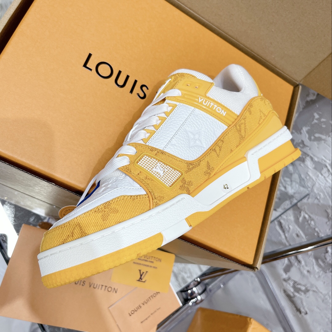 💰430 顶级代购版本 LV trainer "情侣限定系列休闲运动篮球鞋
颜值担当 上脚帅炸，每个颜色都是巨巨巨好看！潮人必备单品🛍
原版订制压纹粒面小牛皮（非市面超纤皮 大家要区分！）对称老花纹水洗牛仔布；所有配件辅料都是按照原版1:1定制的 就连鞋带的配色都是1:1订做。原版一致私模TPU大底。很多心机小设计必须有原版才看得的到做的好，精品就是在于细节！原版一致芯片吊牌 感应直接进入lv 官网😏
代购天花板级别 全套静美飞机盒包装
请认准我家品质‼️
请注意区分市面通货材料！
码数：35-44（男38/45定做不退换）