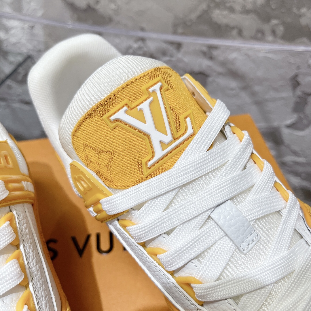 💰430 顶级代购版本 LV trainer "情侣限定系列休闲运动篮球鞋
颜值担当 上脚帅炸，每个颜色都是巨巨巨好看！潮人必备单品🛍
原版订制压纹粒面小牛皮（非市面超纤皮 大家要区分！）对称老花纹水洗牛仔布；所有配件辅料都是按照原版1:1定制的 就连鞋带的配色都是1:1订做。原版一致私模TPU大底。很多心机小设计必须有原版才看得的到做的好，精品就是在于细节！原版一致芯片吊牌 感应直接进入lv 官网😏
代购天花板级别 全套静美飞机盒包装
请认准我家品质‼️
请注意区分市面通货材料！
码数：35-44（男38/45定做不退换）