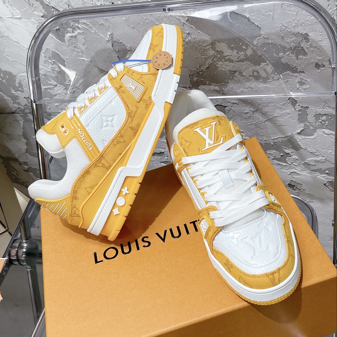 💰430 顶级代购版本 LV trainer "情侣限定系列休闲运动篮球鞋
颜值担当 上脚帅炸，每个颜色都是巨巨巨好看！潮人必备单品🛍
原版订制压纹粒面小牛皮（非市面超纤皮 大家要区分！）对称老花纹水洗牛仔布；所有配件辅料都是按照原版1:1定制的 就连鞋带的配色都是1:1订做。原版一致私模TPU大底。很多心机小设计必须有原版才看得的到做的好，精品就是在于细节！原版一致芯片吊牌 感应直接进入lv 官网😏
代购天花板级别 全套静美飞机盒包装
请认准我家品质‼️
请注意区分市面通货材料！
码数：35-44（男38/45定做不退换）