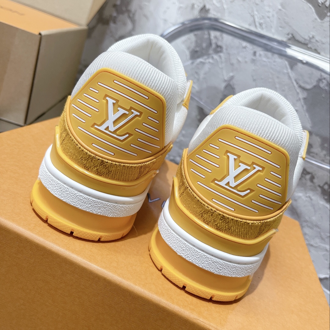 💰430 顶级代购版本 LV trainer "情侣限定系列休闲运动篮球鞋
颜值担当 上脚帅炸，每个颜色都是巨巨巨好看！潮人必备单品🛍
原版订制压纹粒面小牛皮（非市面超纤皮 大家要区分！）对称老花纹水洗牛仔布；所有配件辅料都是按照原版1:1定制的 就连鞋带的配色都是1:1订做。原版一致私模TPU大底。很多心机小设计必须有原版才看得的到做的好，精品就是在于细节！原版一致芯片吊牌 感应直接进入lv 官网😏
代购天花板级别 全套静美飞机盒包装
请认准我家品质‼️
请注意区分市面通货材料！
码数：35-44（男38/45定做不退换）