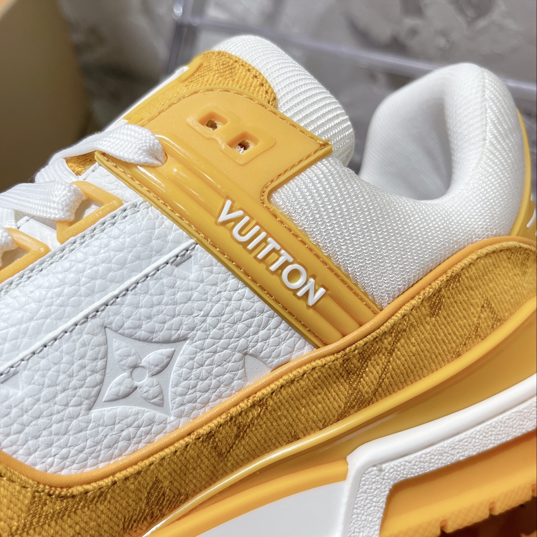 💰430 顶级代购版本 LV trainer "情侣限定系列休闲运动篮球鞋
颜值担当 上脚帅炸，每个颜色都是巨巨巨好看！潮人必备单品🛍
原版订制压纹粒面小牛皮（非市面超纤皮 大家要区分！）对称老花纹水洗牛仔布；所有配件辅料都是按照原版1:1定制的 就连鞋带的配色都是1:1订做。原版一致私模TPU大底。很多心机小设计必须有原版才看得的到做的好，精品就是在于细节！原版一致芯片吊牌 感应直接进入lv 官网😏
代购天花板级别 全套静美飞机盒包装
请认准我家品质‼️
请注意区分市面通货材料！
码数：35-44（男38/45定做不退换）