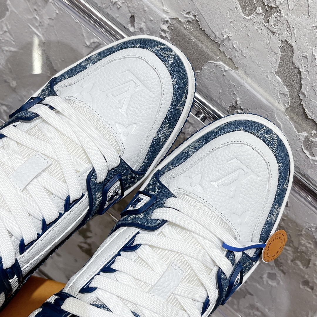 💰490
顶级代购版本 LV trainer "情侣限定系列休闲运动篮球鞋
颜值担当 上脚帅炸，每个颜色都是巨巨巨好看！潮人必备单品🛍
原版订制压纹粒面小牛皮（非市面超纤皮 大家要区分！）对称老花纹水洗牛仔布；所有配件辅料都是按照原版1:1定制的 就连鞋带的配色都是1:1订做。原版一致私模TPU大底。很多心机小设计必须有原版才看得的到做的好，精品就是在于细节！原版一致芯片吊牌 感应直接进入lv 官网😏
代购天花板级别 全套静美飞机盒包装
请认准我家品质‼️
请注意区分市面通货材料！
码数：35-44（男38/45定做不退换）