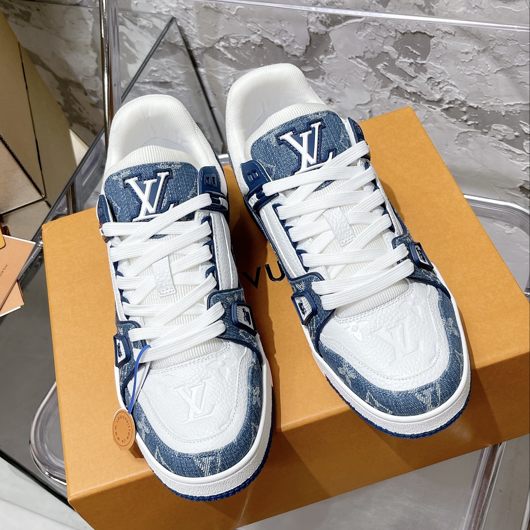 💰490
顶级代购版本 LV trainer "情侣限定系列休闲运动篮球鞋
颜值担当 上脚帅炸，每个颜色都是巨巨巨好看！潮人必备单品🛍
原版订制压纹粒面小牛皮（非市面超纤皮 大家要区分！）对称老花纹水洗牛仔布；所有配件辅料都是按照原版1:1定制的 就连鞋带的配色都是1:1订做。原版一致私模TPU大底。很多心机小设计必须有原版才看得的到做的好，精品就是在于细节！原版一致芯片吊牌 感应直接进入lv 官网😏
代购天花板级别 全套静美飞机盒包装
请认准我家品质‼️
请注意区分市面通货材料！
码数：35-44（男38/45定做不退换）