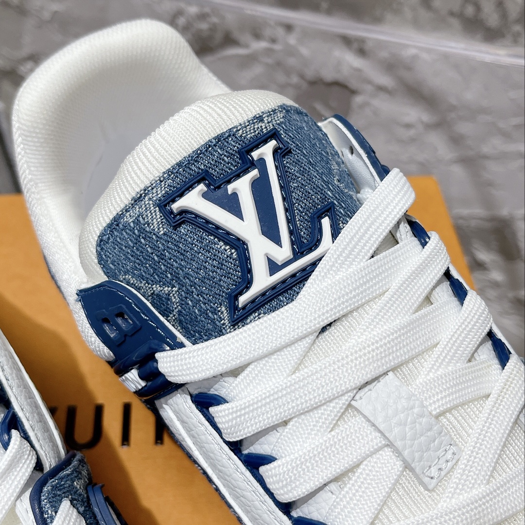 💰490
顶级代购版本 LV trainer "情侣限定系列休闲运动篮球鞋
颜值担当 上脚帅炸，每个颜色都是巨巨巨好看！潮人必备单品🛍
原版订制压纹粒面小牛皮（非市面超纤皮 大家要区分！）对称老花纹水洗牛仔布；所有配件辅料都是按照原版1:1定制的 就连鞋带的配色都是1:1订做。原版一致私模TPU大底。很多心机小设计必须有原版才看得的到做的好，精品就是在于细节！原版一致芯片吊牌 感应直接进入lv 官网😏
代购天花板级别 全套静美飞机盒包装
请认准我家品质‼️
请注意区分市面通货材料！
码数：35-44（男38/45定做不退换）