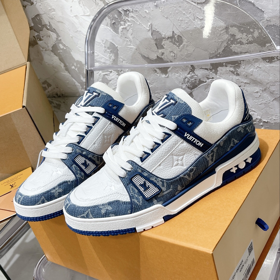 💰490
顶级代购版本 LV trainer "情侣限定系列休闲运动篮球鞋
颜值担当 上脚帅炸，每个颜色都是巨巨巨好看！潮人必备单品🛍
原版订制压纹粒面小牛皮（非市面超纤皮 大家要区分！）对称老花纹水洗牛仔布；所有配件辅料都是按照原版1:1定制的 就连鞋带的配色都是1:1订做。原版一致私模TPU大底。很多心机小设计必须有原版才看得的到做的好，精品就是在于细节！原版一致芯片吊牌 感应直接进入lv 官网😏
代购天花板级别 全套静美飞机盒包装
请认准我家品质‼️
请注意区分市面通货材料！
码数：35-44（男38/45定做不退换）