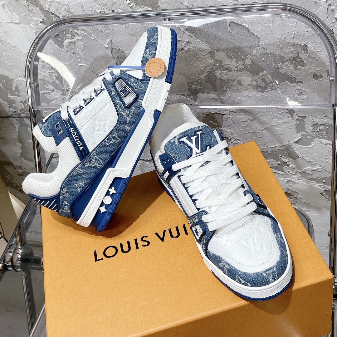 💰490
顶级代购版本 LV trainer "情侣限定系列休闲运动篮球鞋
颜值担当 上脚帅炸，每个颜色都是巨巨巨好看！潮人必备单品🛍
原版订制压纹粒面小牛皮（非市面超纤皮 大家要区分！）对称老花纹水洗牛仔布；所有配件辅料都是按照原版1:1定制的 就连鞋带的配色都是1:1订做。原版一致私模TPU大底。很多心机小设计必须有原版才看得的到做的好，精品就是在于细节！原版一致芯片吊牌 感应直接进入lv 官网😏
代购天花板级别 全套静美飞机盒包装
请认准我家品质‼️
请注意区分市面通货材料！
码数：35-44（男38/45定做不退换）