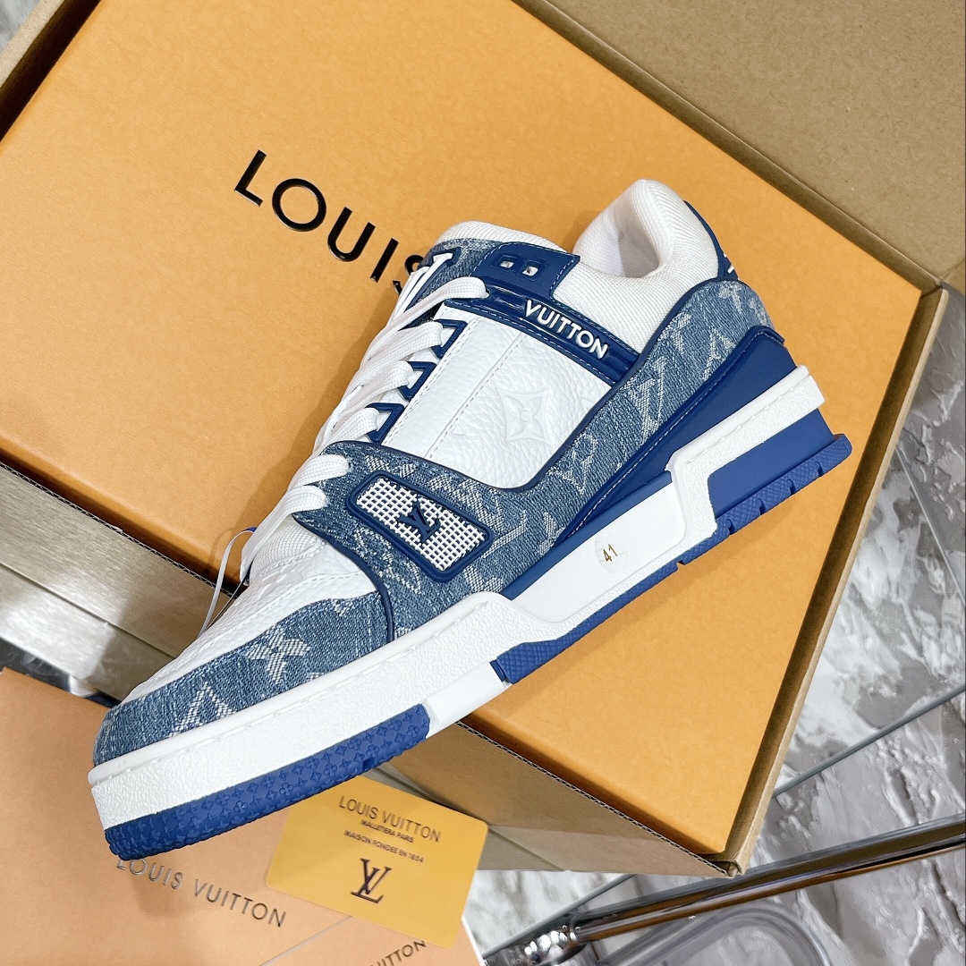 💰490
顶级代购版本 LV trainer "情侣限定系列休闲运动篮球鞋
颜值担当 上脚帅炸，每个颜色都是巨巨巨好看！潮人必备单品🛍
原版订制压纹粒面小牛皮（非市面超纤皮 大家要区分！）对称老花纹水洗牛仔布；所有配件辅料都是按照原版1:1定制的 就连鞋带的配色都是1:1订做。原版一致私模TPU大底。很多心机小设计必须有原版才看得的到做的好，精品就是在于细节！原版一致芯片吊牌 感应直接进入lv 官网😏
代购天花板级别 全套静美飞机盒包装
请认准我家品质‼️
请注意区分市面通货材料！
码数：35-44（男38/45定做不退换）