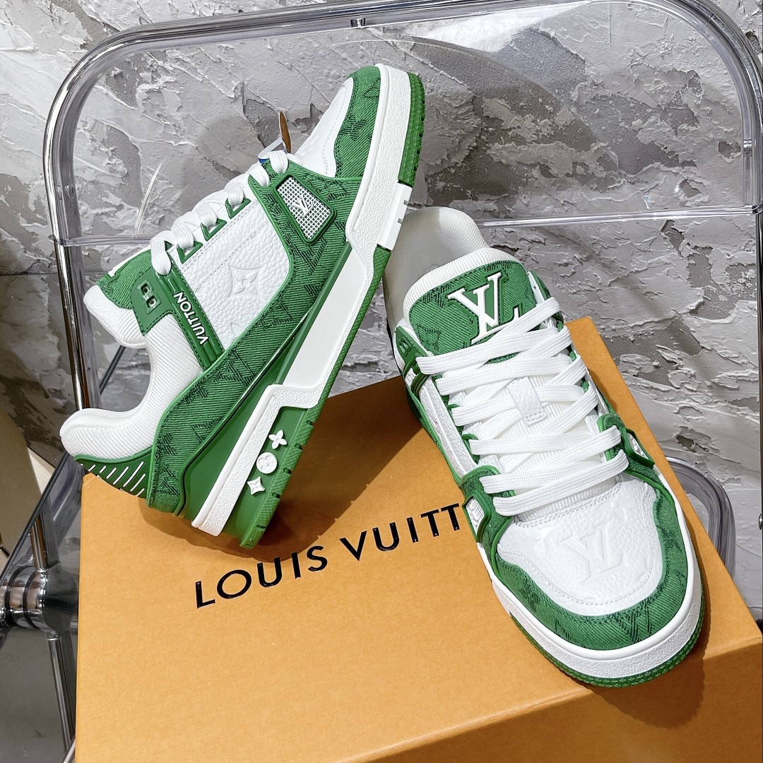 💰490
顶级代购版本 LV trainer "情侣限定系列休闲运动篮球鞋
颜值担当 上脚帅炸，每个颜色都是巨巨巨好看！潮人必备单品🛍
原版订制压纹粒面小牛皮（非市面超纤皮 大家要区分！）对称老花纹水洗牛仔布；所有配件辅料都是按照原版1:1定制的 就连鞋带的配色都是1:1订做。原版一致私模TPU大底。很多心机小设计必须有原版才看得的到做的好，精品就是在于细节！原版一致芯片吊牌 感应直接进入lv 官网😏
代购天花板级别 全套静美飞机盒包装
请认准我家品质‼️
请注意区分市面通货材料！
码数：35-44（男38/45定做不退换）