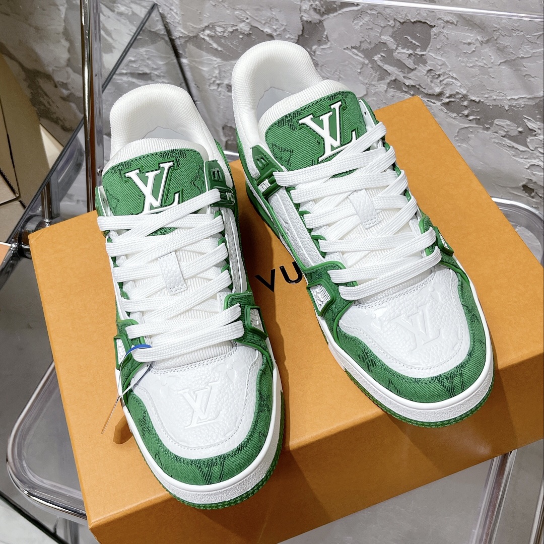 💰490
顶级代购版本 LV trainer "情侣限定系列休闲运动篮球鞋
颜值担当 上脚帅炸，每个颜色都是巨巨巨好看！潮人必备单品🛍
原版订制压纹粒面小牛皮（非市面超纤皮 大家要区分！）对称老花纹水洗牛仔布；所有配件辅料都是按照原版1:1定制的 就连鞋带的配色都是1:1订做。原版一致私模TPU大底。很多心机小设计必须有原版才看得的到做的好，精品就是在于细节！原版一致芯片吊牌 感应直接进入lv 官网😏
代购天花板级别 全套静美飞机盒包装
请认准我家品质‼️
请注意区分市面通货材料！
码数：35-44（男38/45定做不退换）