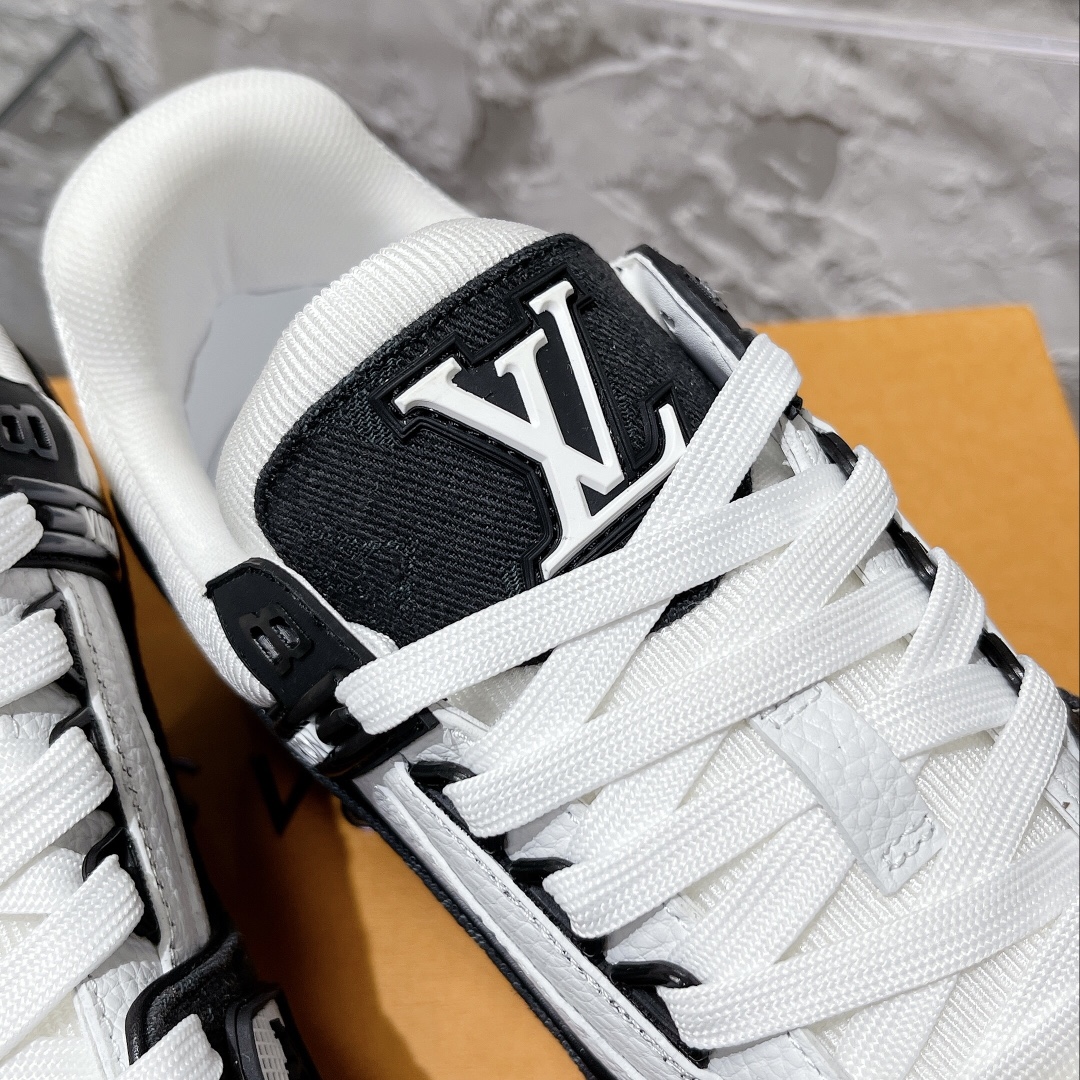 💰430 顶级代购版本 LV trainer "情侣限定系列休闲运动篮球鞋
颜值担当 上脚帅炸，每个颜色都是巨巨巨好看！潮人必备单品🛍
原版订制压纹粒面小牛皮（非市面超纤皮 大家要区分！）对称老花纹水洗牛仔布；所有配件辅料都是按照原版1:1定制的 就连鞋带的配色都是1:1订做。原版一致私模TPU大底。很多心机小设计必须有原版才看得的到做的好，精品就是在于细节！原版一致芯片吊牌 感应直接进入lv 官网😏
代购天花板级别 全套静美飞机盒包装
请认准我家品质‼️
请注意区分市面通货材料！
码数：35-44（男38/45定做不退换）