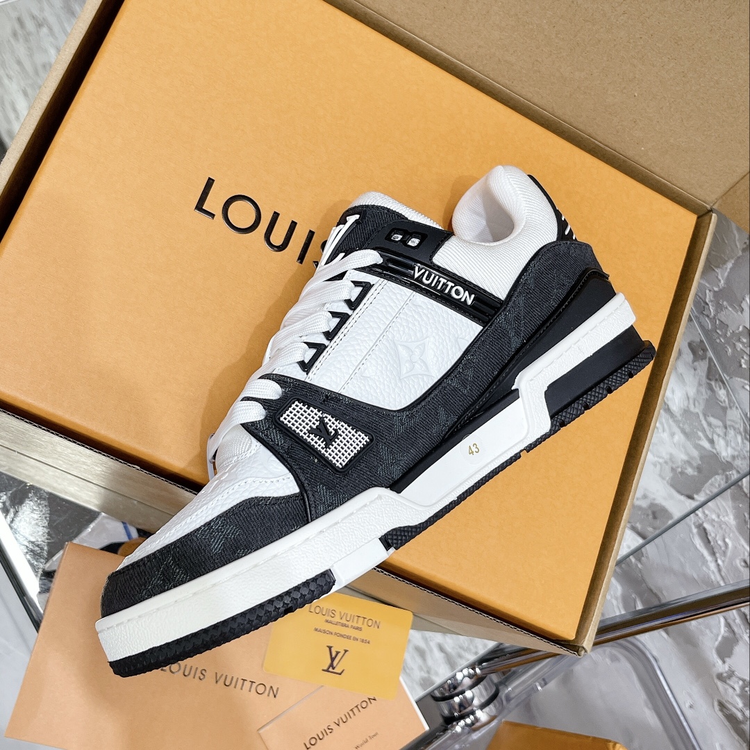 💰430 顶级代购版本 LV trainer "情侣限定系列休闲运动篮球鞋
颜值担当 上脚帅炸，每个颜色都是巨巨巨好看！潮人必备单品🛍
原版订制压纹粒面小牛皮（非市面超纤皮 大家要区分！）对称老花纹水洗牛仔布；所有配件辅料都是按照原版1:1定制的 就连鞋带的配色都是1:1订做。原版一致私模TPU大底。很多心机小设计必须有原版才看得的到做的好，精品就是在于细节！原版一致芯片吊牌 感应直接进入lv 官网😏
代购天花板级别 全套静美飞机盒包装
请认准我家品质‼️
请注意区分市面通货材料！
码数：35-44（男38/45定做不退换）