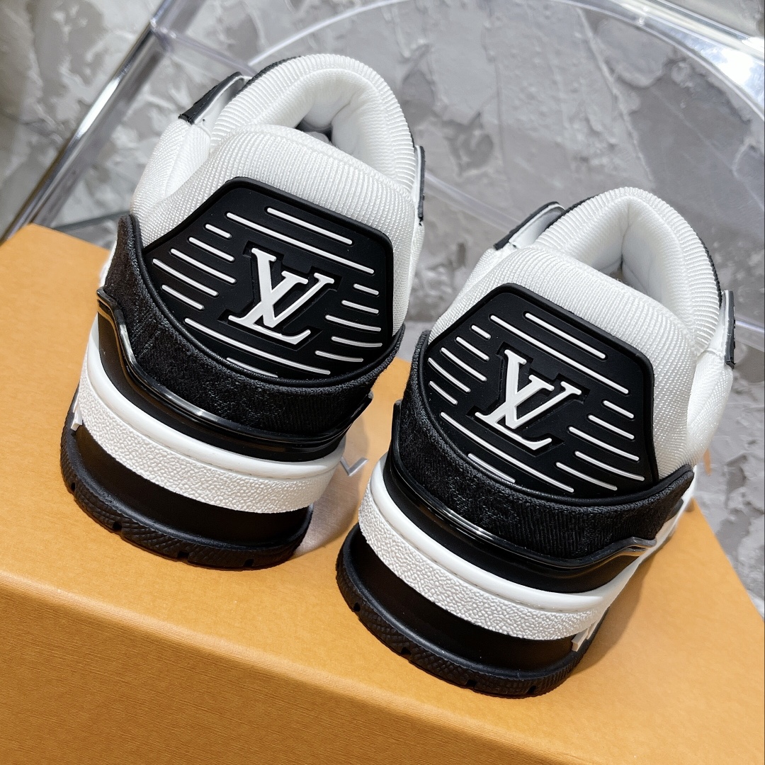 💰430 顶级代购版本 LV trainer "情侣限定系列休闲运动篮球鞋
颜值担当 上脚帅炸，每个颜色都是巨巨巨好看！潮人必备单品🛍
原版订制压纹粒面小牛皮（非市面超纤皮 大家要区分！）对称老花纹水洗牛仔布；所有配件辅料都是按照原版1:1定制的 就连鞋带的配色都是1:1订做。原版一致私模TPU大底。很多心机小设计必须有原版才看得的到做的好，精品就是在于细节！原版一致芯片吊牌 感应直接进入lv 官网😏
代购天花板级别 全套静美飞机盒包装
请认准我家品质‼️
请注意区分市面通货材料！
码数：35-44（男38/45定做不退换）