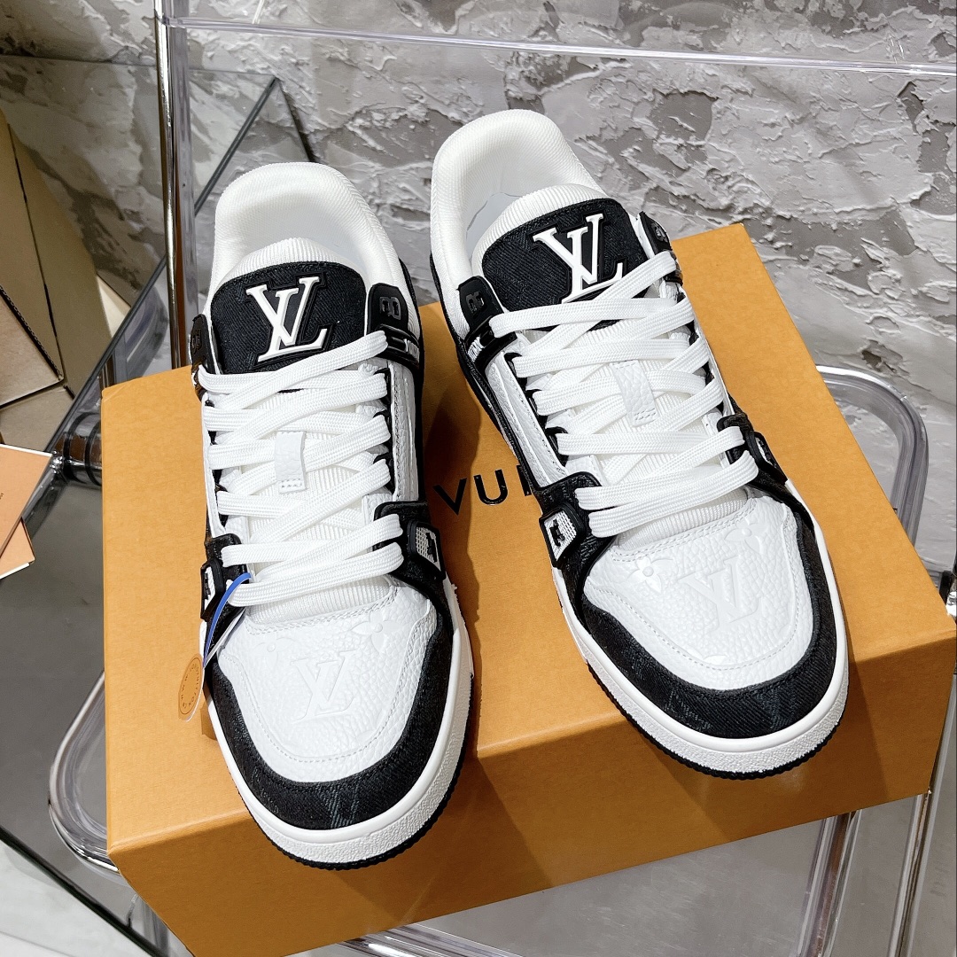 💰430 顶级代购版本 LV trainer "情侣限定系列休闲运动篮球鞋
颜值担当 上脚帅炸，每个颜色都是巨巨巨好看！潮人必备单品🛍
原版订制压纹粒面小牛皮（非市面超纤皮 大家要区分！）对称老花纹水洗牛仔布；所有配件辅料都是按照原版1:1定制的 就连鞋带的配色都是1:1订做。原版一致私模TPU大底。很多心机小设计必须有原版才看得的到做的好，精品就是在于细节！原版一致芯片吊牌 感应直接进入lv 官网😏
代购天花板级别 全套静美飞机盒包装
请认准我家品质‼️
请注意区分市面通货材料！
码数：35-44（男38/45定做不退换）