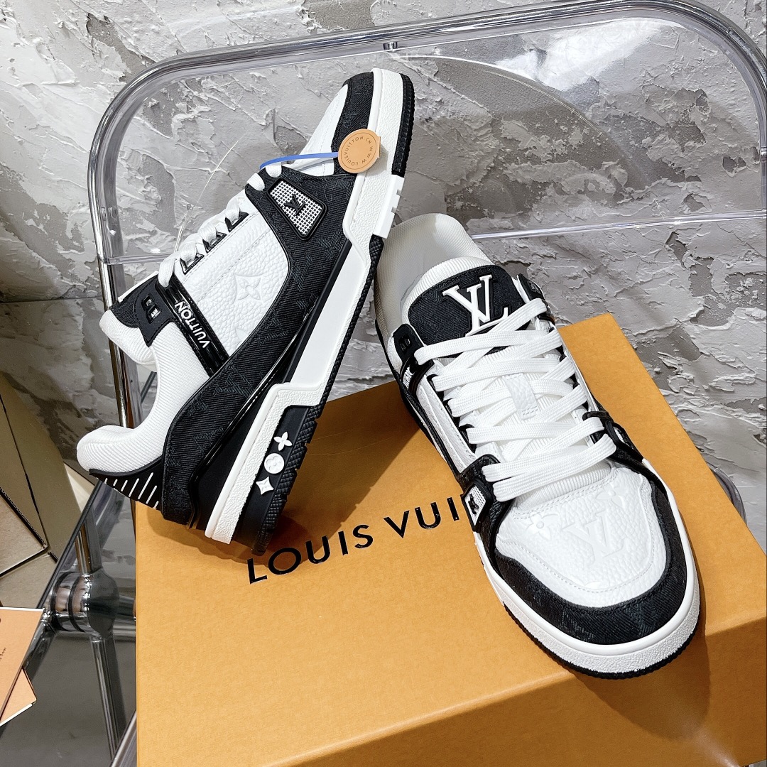 💰430 顶级代购版本 LV trainer "情侣限定系列休闲运动篮球鞋
颜值担当 上脚帅炸，每个颜色都是巨巨巨好看！潮人必备单品🛍
原版订制压纹粒面小牛皮（非市面超纤皮 大家要区分！）对称老花纹水洗牛仔布；所有配件辅料都是按照原版1:1定制的 就连鞋带的配色都是1:1订做。原版一致私模TPU大底。很多心机小设计必须有原版才看得的到做的好，精品就是在于细节！原版一致芯片吊牌 感应直接进入lv 官网😏
代购天花板级别 全套静美飞机盒包装
请认准我家品质‼️
请注意区分市面通货材料！
码数：35-44（男38/45定做不退换）