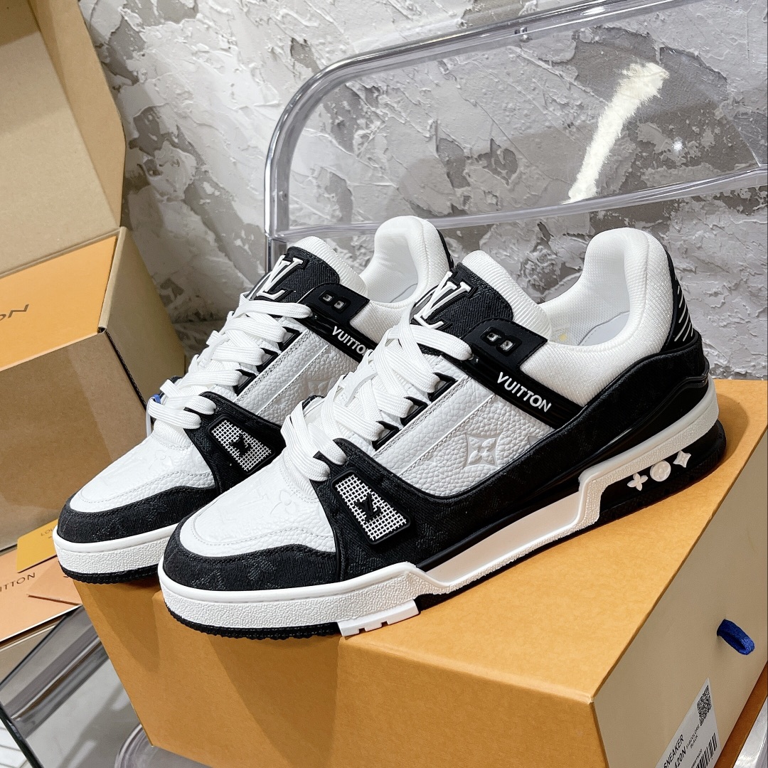 💰430 顶级代购版本 LV trainer "情侣限定系列休闲运动篮球鞋
颜值担当 上脚帅炸，每个颜色都是巨巨巨好看！潮人必备单品🛍
原版订制压纹粒面小牛皮（非市面超纤皮 大家要区分！）对称老花纹水洗牛仔布；所有配件辅料都是按照原版1:1定制的 就连鞋带的配色都是1:1订做。原版一致私模TPU大底。很多心机小设计必须有原版才看得的到做的好，精品就是在于细节！原版一致芯片吊牌 感应直接进入lv 官网😏
代购天花板级别 全套静美飞机盒包装
请认准我家品质‼️
请注意区分市面通货材料！
码数：35-44（男38/45定做不退换）