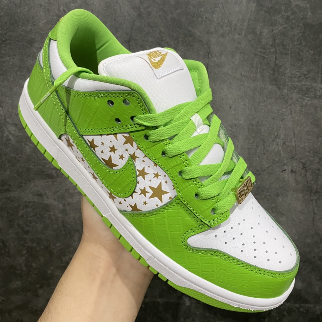 图片[3]-顶级渠道版Supreme x NK SB Dunk Low DM 此次联名系列共有蓝、绿、黑、棕4款配色 鳄鱼皮纹理点缀鞋身 彰显出Dunk鞋款—如既往的高品质规格 鞋身侧面采用金色星星图案点缀,设计手法与2003年发售的Supreme x Dunk Hi如出一辙。 货号：DH3228-100 尺码：36 36.5 37 38 38.5 39 40 40.5 41 42 42.5 43 44 44.5 45 46 47.5-选品中心