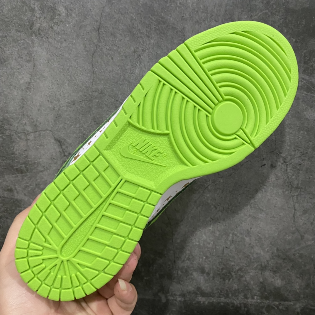 图片[9]-顶级渠道版Supreme x NK SB Dunk Low DM 此次联名系列共有蓝、绿、黑、棕4款配色 鳄鱼皮纹理点缀鞋身 彰显出Dunk鞋款—如既往的高品质规格 鞋身侧面采用金色星星图案点缀,设计手法与2003年发售的Supreme x Dunk Hi如出一辙。 货号：DH3228-100 尺码：36 36.5 37 38 38.5 39 40 40.5 41 42 42.5 43 44 44.5 45 46 47.5-选品中心