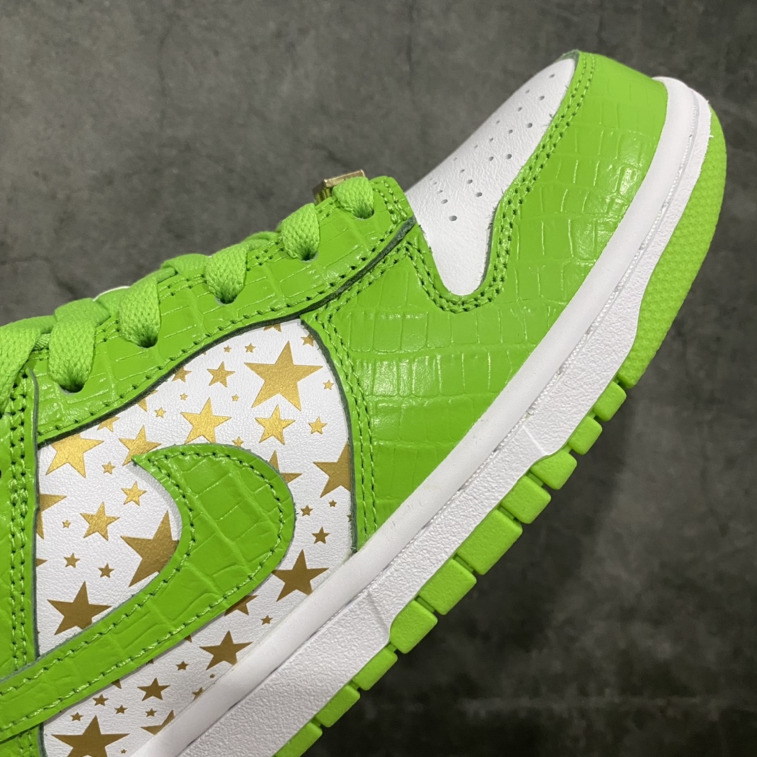 图片[6]-顶级渠道版Supreme x NK SB Dunk Low DM 此次联名系列共有蓝、绿、黑、棕4款配色 鳄鱼皮纹理点缀鞋身 彰显出Dunk鞋款—如既往的高品质规格 鞋身侧面采用金色星星图案点缀,设计手法与2003年发售的Supreme x Dunk Hi如出一辙。 货号：DH3228-100 尺码：36 36.5 37 38 38.5 39 40 40.5 41 42 42.5 43 44 44.5 45 46 47.5-选品中心