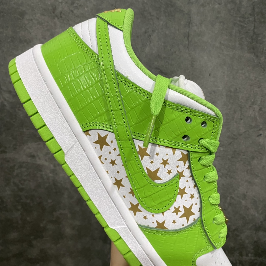 图片[7]-顶级渠道版Supreme x NK SB Dunk Low DM 此次联名系列共有蓝、绿、黑、棕4款配色 鳄鱼皮纹理点缀鞋身 彰显出Dunk鞋款—如既往的高品质规格 鞋身侧面采用金色星星图案点缀,设计手法与2003年发售的Supreme x Dunk Hi如出一辙。 货号：DH3228-100 尺码：36 36.5 37 38 38.5 39 40 40.5 41 42 42.5 43 44 44.5 45 46 47.5-选品中心