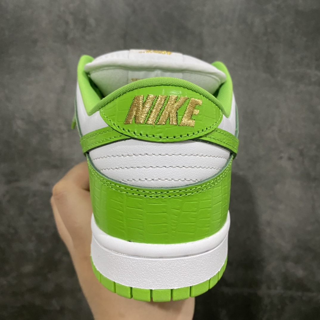 图片[4]-顶级渠道版Supreme x NK SB Dunk Low DM 此次联名系列共有蓝、绿、黑、棕4款配色 鳄鱼皮纹理点缀鞋身 彰显出Dunk鞋款—如既往的高品质规格 鞋身侧面采用金色星星图案点缀,设计手法与2003年发售的Supreme x Dunk Hi如出一辙。 货号：DH3228-100 尺码：36 36.5 37 38 38.5 39 40 40.5 41 42 42.5 43 44 44.5 45 46 47.5-选品中心