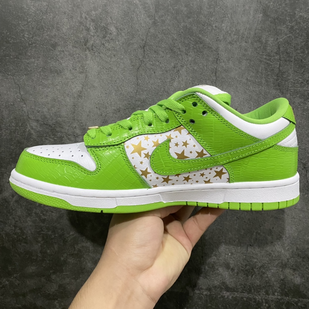 图片[2]-顶级渠道版Supreme x NK SB Dunk Low DM 此次联名系列共有蓝、绿、黑、棕4款配色 鳄鱼皮纹理点缀鞋身 彰显出Dunk鞋款—如既往的高品质规格 鞋身侧面采用金色星星图案点缀,设计手法与2003年发售的Supreme x Dunk Hi如出一辙。 货号：DH3228-100 尺码：36 36.5 37 38 38.5 39 40 40.5 41 42 42.5 43 44 44.5 45 46 47.5-选品中心
