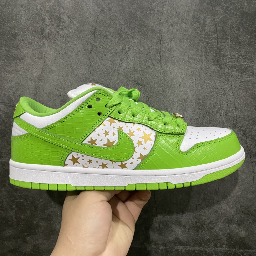 顶级渠道版Supreme x NK SB Dunk Low DM 此次联名系列共有蓝、绿、黑、棕4款配色 鳄鱼皮纹理点缀鞋身 彰显出Dunk鞋款—如既往的高品质规格 鞋身侧面采用金色星星图案点缀,设计手法与2003年发售的Supreme x Dunk Hi如出一辙。 货号:DH3228-100 尺码:36 36.5 37 38 38.5 39 40 40.5 41 42 42.5 43 44 44.5 45 46 47.5-选品中心