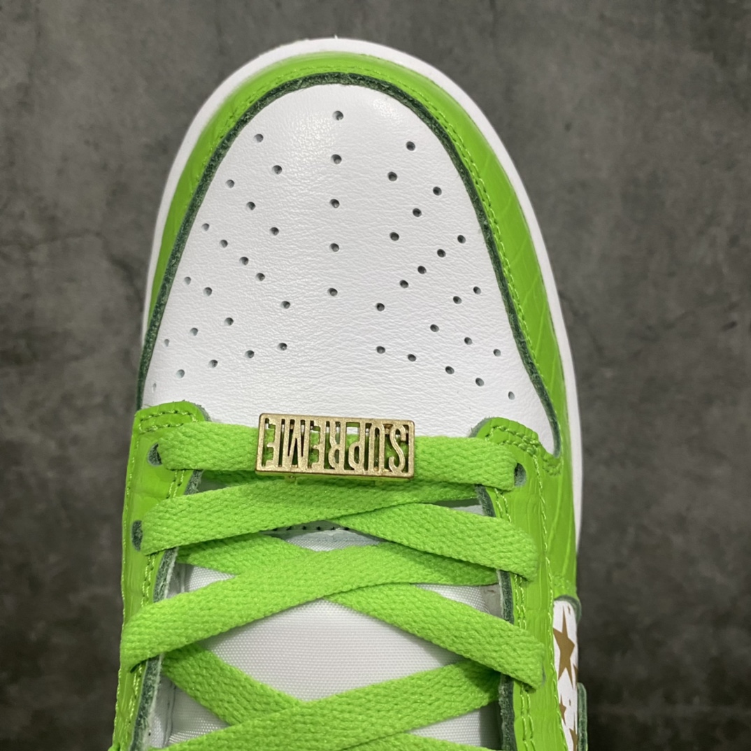 图片[5]-顶级渠道版Supreme x NK SB Dunk Low DM 此次联名系列共有蓝、绿、黑、棕4款配色 鳄鱼皮纹理点缀鞋身 彰显出Dunk鞋款—如既往的高品质规格 鞋身侧面采用金色星星图案点缀,设计手法与2003年发售的Supreme x Dunk Hi如出一辙。 货号：DH3228-100 尺码：36 36.5 37 38 38.5 39 40 40.5 41 42 42.5 43 44 44.5 45 46 47.5-选品中心