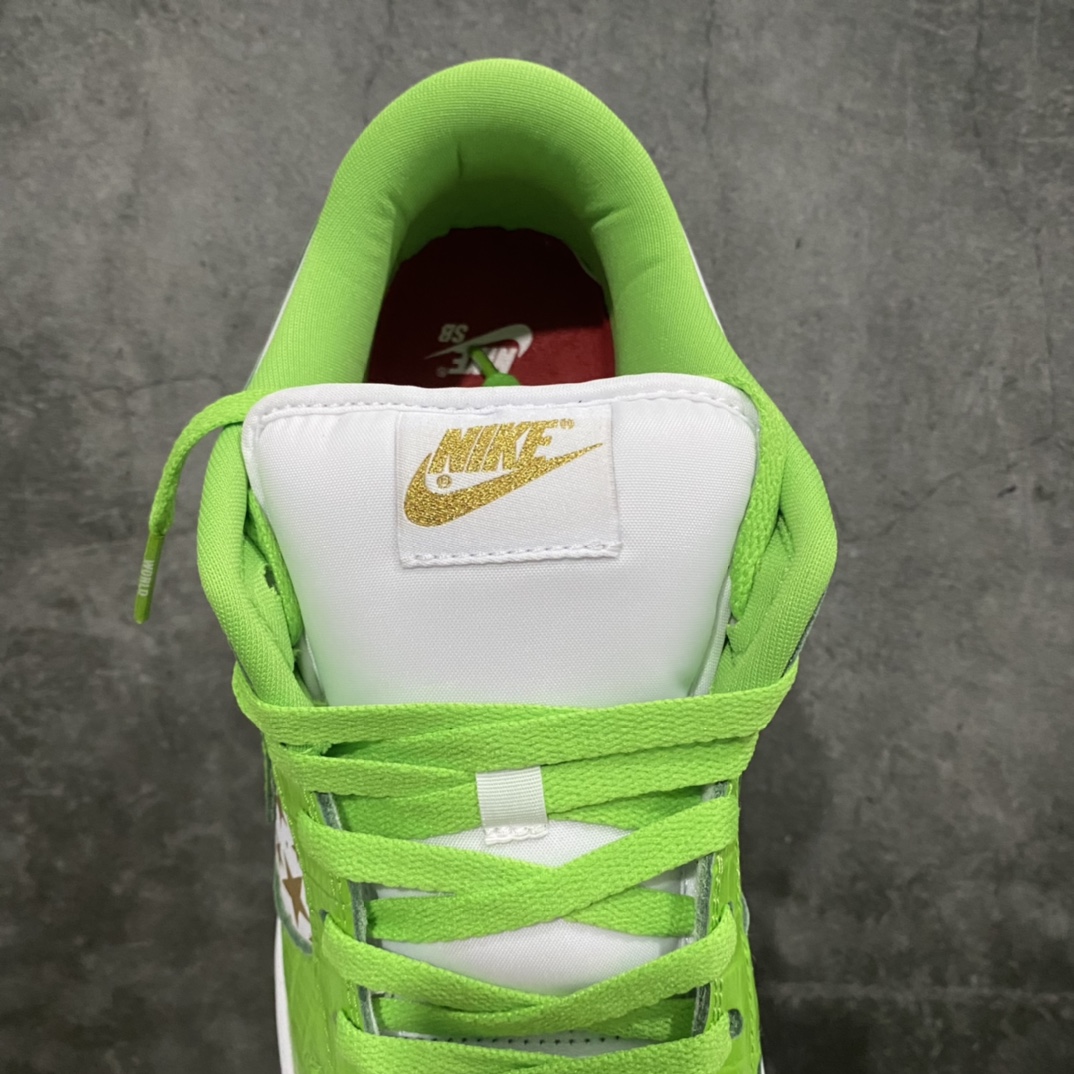 图片[8]-顶级渠道版Supreme x NK SB Dunk Low DM 此次联名系列共有蓝、绿、黑、棕4款配色 鳄鱼皮纹理点缀鞋身 彰显出Dunk鞋款—如既往的高品质规格 鞋身侧面采用金色星星图案点缀,设计手法与2003年发售的Supreme x Dunk Hi如出一辙。 货号：DH3228-100 尺码：36 36.5 37 38 38.5 39 40 40.5 41 42 42.5 43 44 44.5 45 46 47.5-选品中心