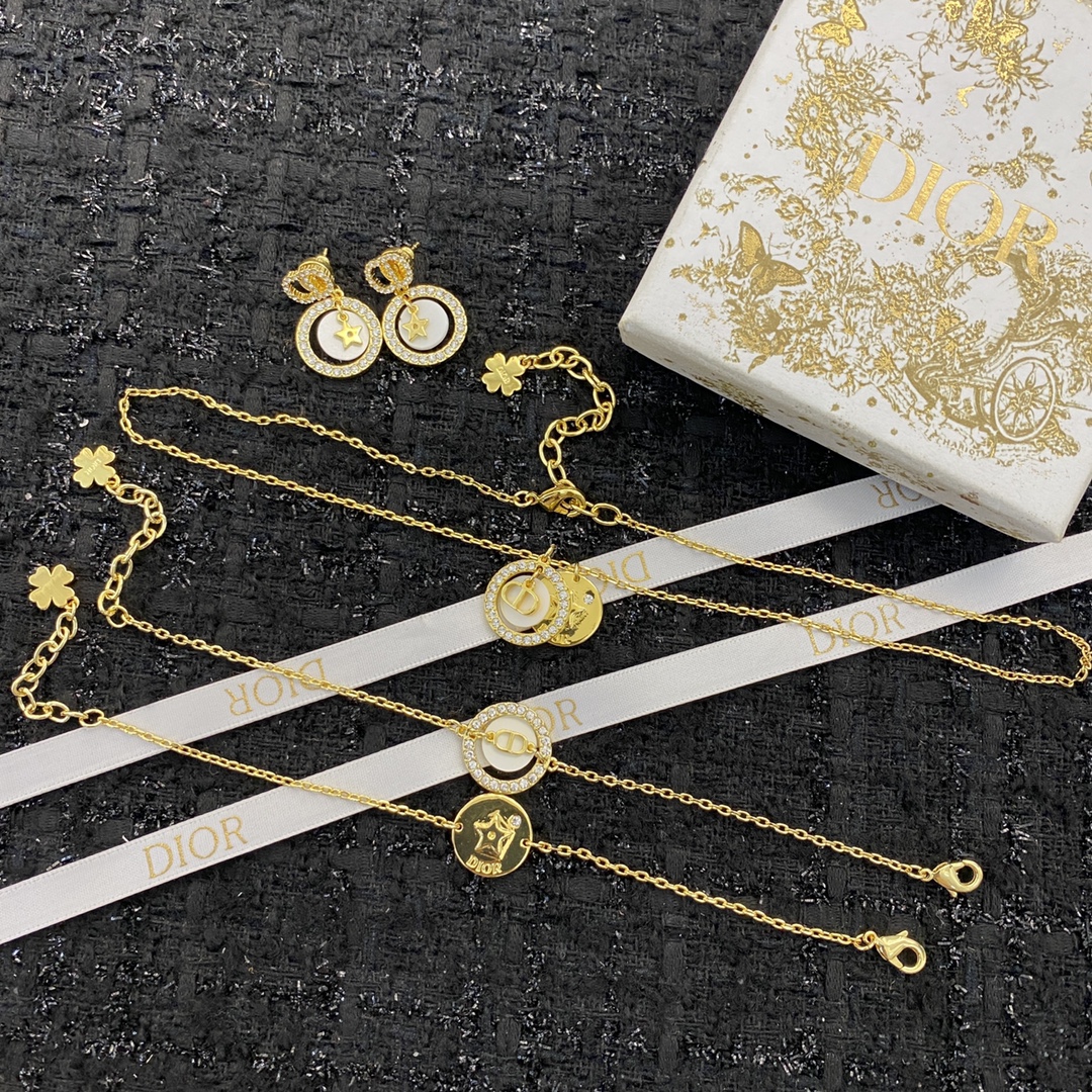  编码N236   
🛍项链热销款火爆上新❣
🛍同步专柜‼️独家高端品质实拍图‼️代购级别‼️做工精致细
