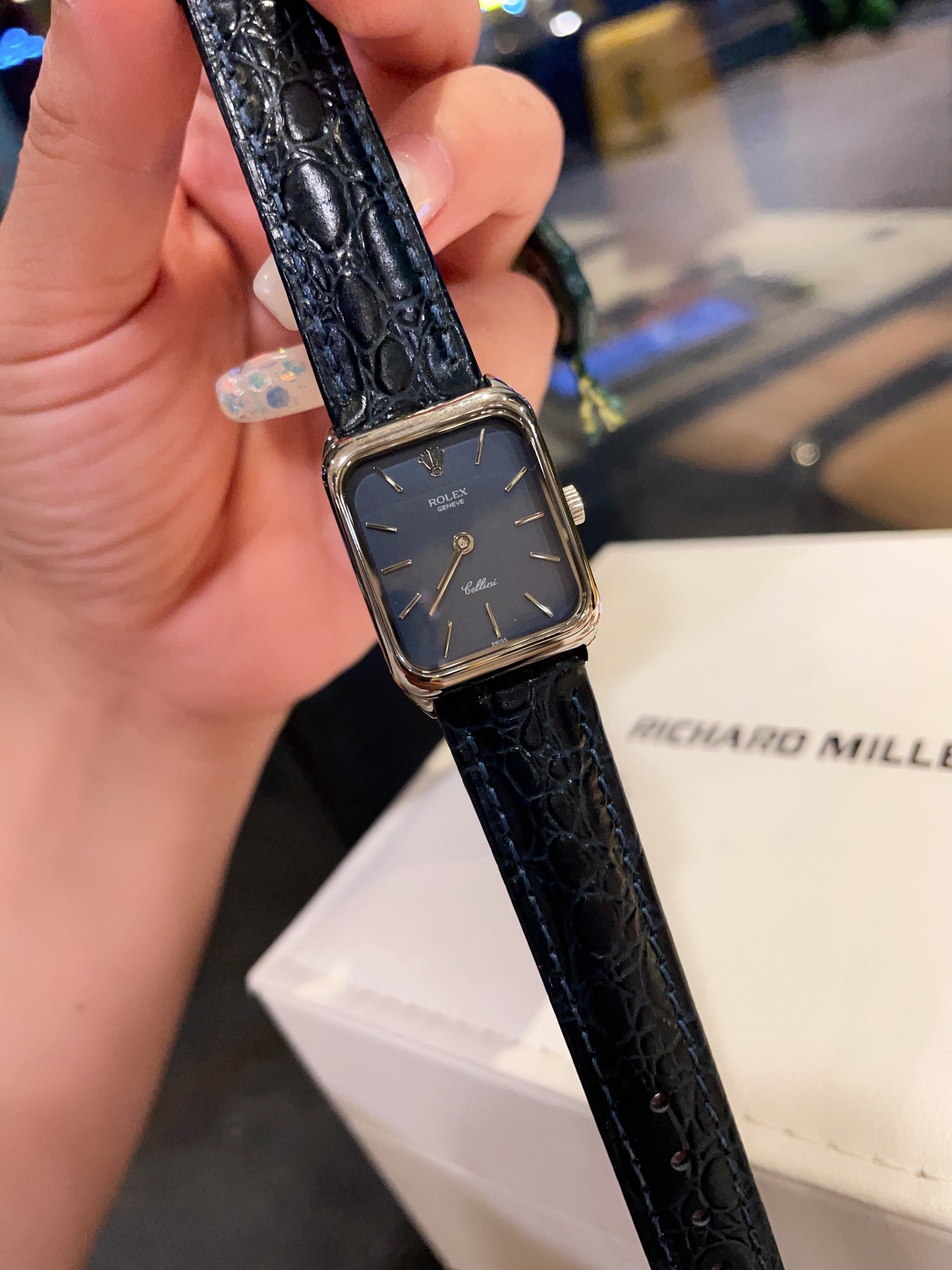 L0   Rolex vintage cellini系列，在中古款里独树一帜的存在，与现在的 劳力士 Rolex 风格迥然不同，还在纠结出门戴什么表吗这只 劳力士 Rolex 小金表必入，一眼高级，上手精巧复古显气质，随意搭配五颜六色的皮带，适用于多个场合。2225mm，瑞士石英机芯