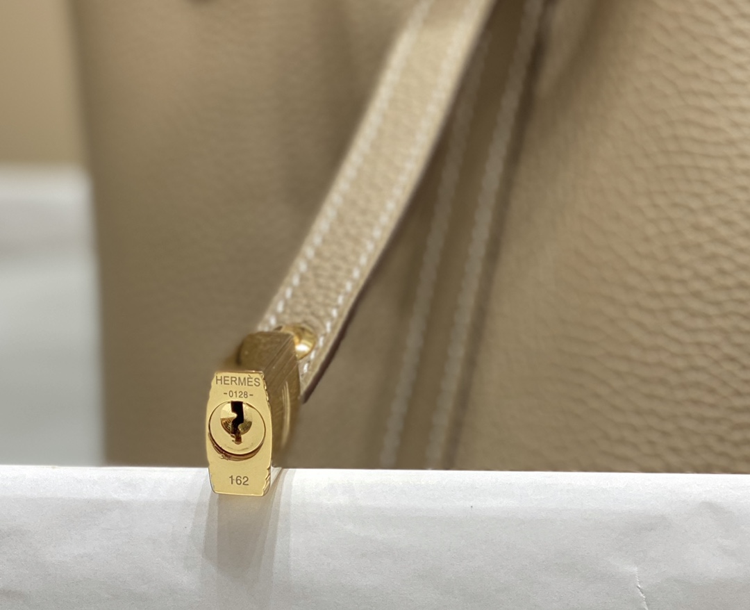 Hermès Picotin Lock 18 Bag: Casual Elegance in Dove Gray, Premium Leather 5 i1665202103 6433 3