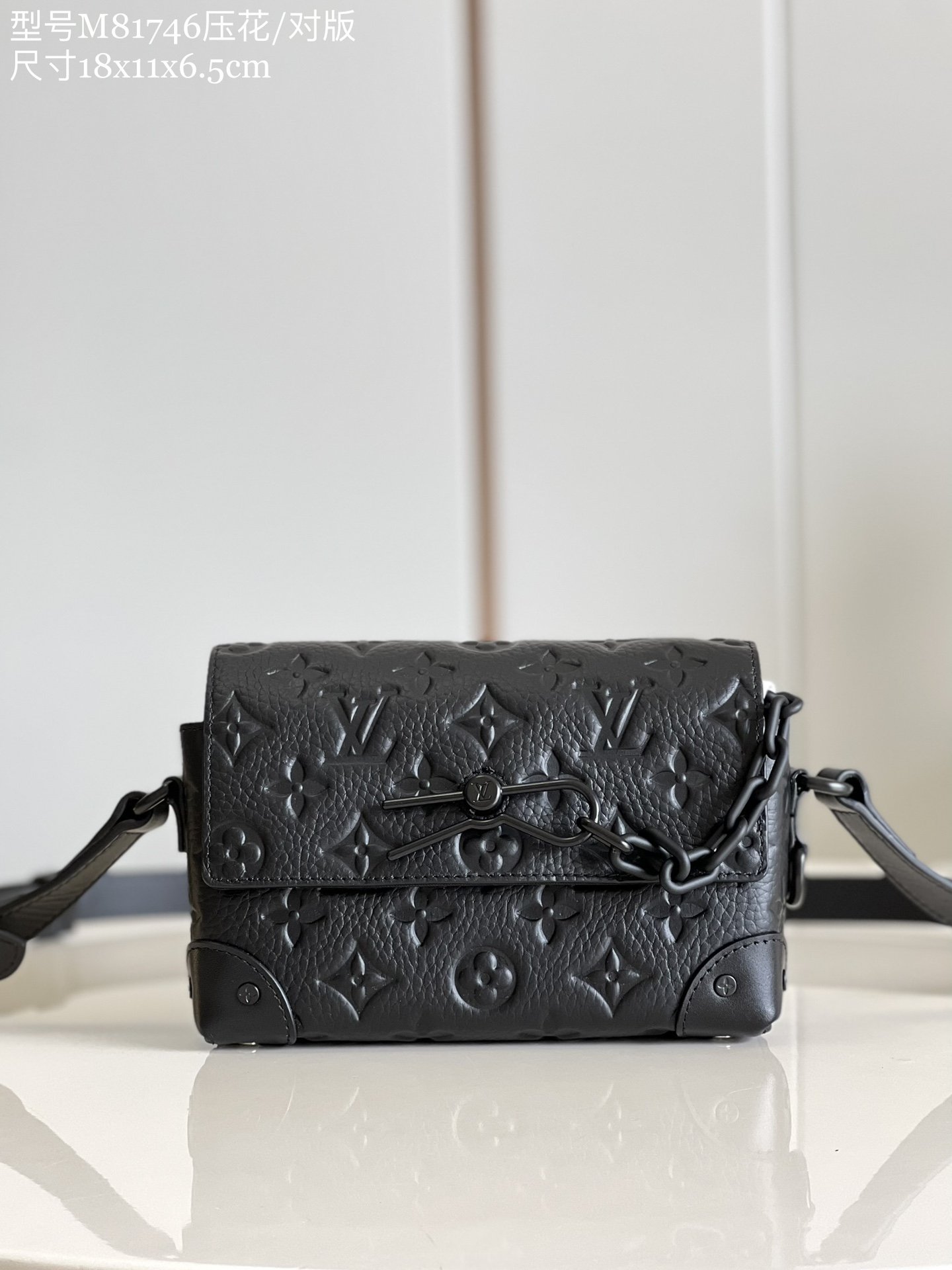 NO:399413,【Exclusive real photo M81746 embossed/paired version】The soft Monogram Taurillon leather complements classic elements such as Steamer-style chains. It is equipped with adjustable shoulder straps for easy carrying. The zipper compartment has plenty of storage space, and is paired with the front pocket flap and magnet lock to ensure the safety of the items. 18.0x 11.0x 6.5 cm (length x height x width) Z.,LV [original leather],louis vuitton19860909【独家实拍 M81746压花/对版】柔软的 Monogram Taurillon 皮革 与Steamer 风格链条等经典元素相得益彰.配有可调节肩带,便于背携.拉链隔层收纳空间充裕,搭配前袋翻盖和磁铁锁扣,确保物品安全无虞.18.0x 11.0x 6.5厘米(长度 x 高 x 宽) Z.,LV【原厂皮】,louis vuitton,Bag