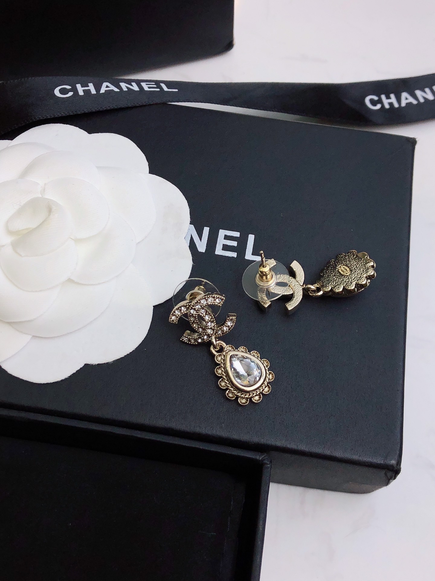 Chanel 香双C吊花边水滴耳钉 特别美 特别美 上耳仙气十足 上边全部是施华洛水晶 特别是那两颗水滴施华洛