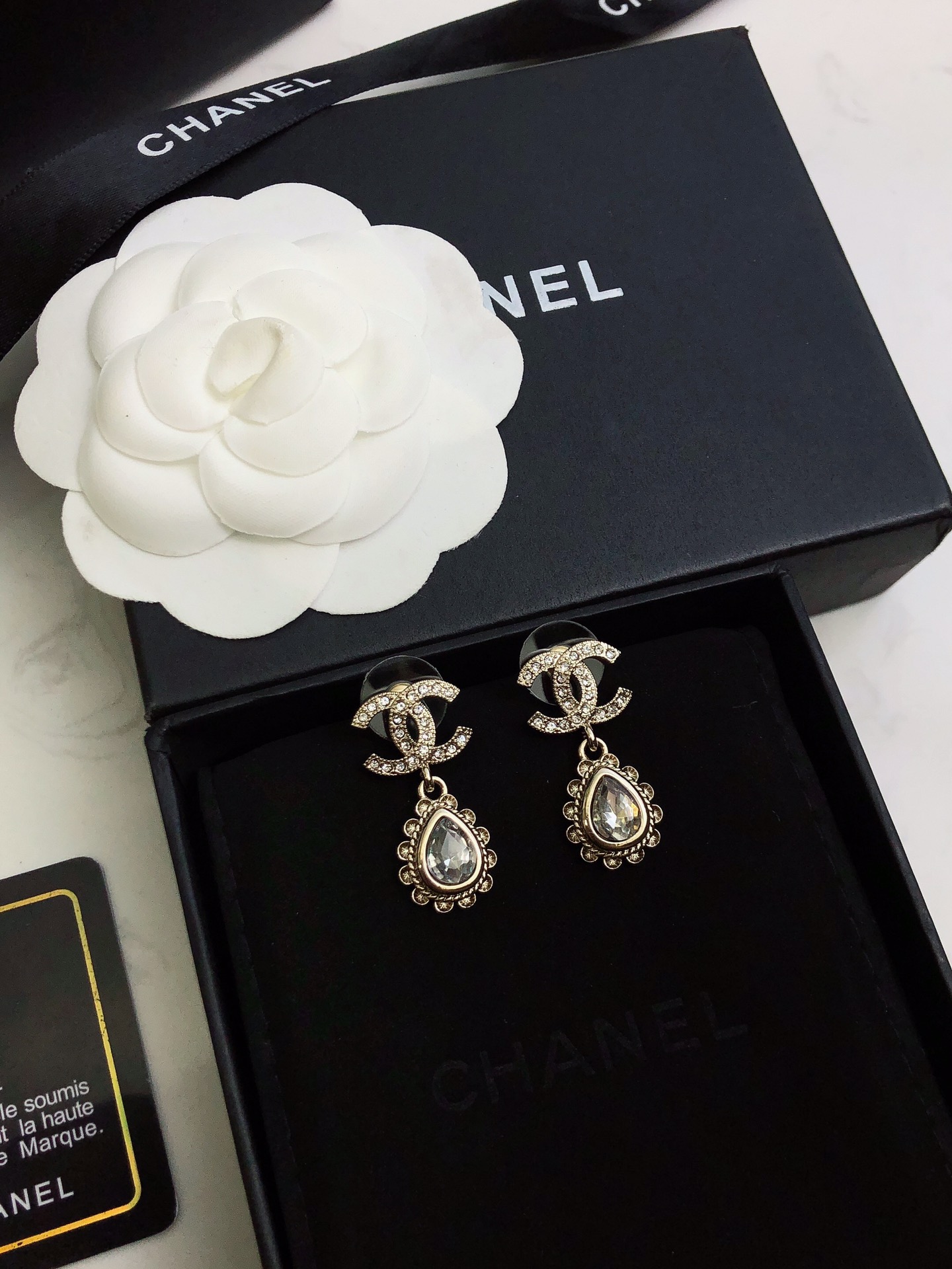 Chanel 香双C吊花边水滴耳钉 特别美 特别美 上耳仙气十足 上边全部是施华洛水晶 特别是那两颗水滴施华洛