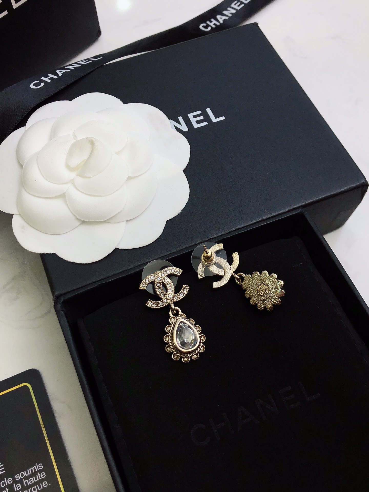 Chanel 香双C吊花边水滴耳钉 特别美 特别美 上耳仙气十足 上边全部是施华洛水晶 特别是那两颗水滴施华洛