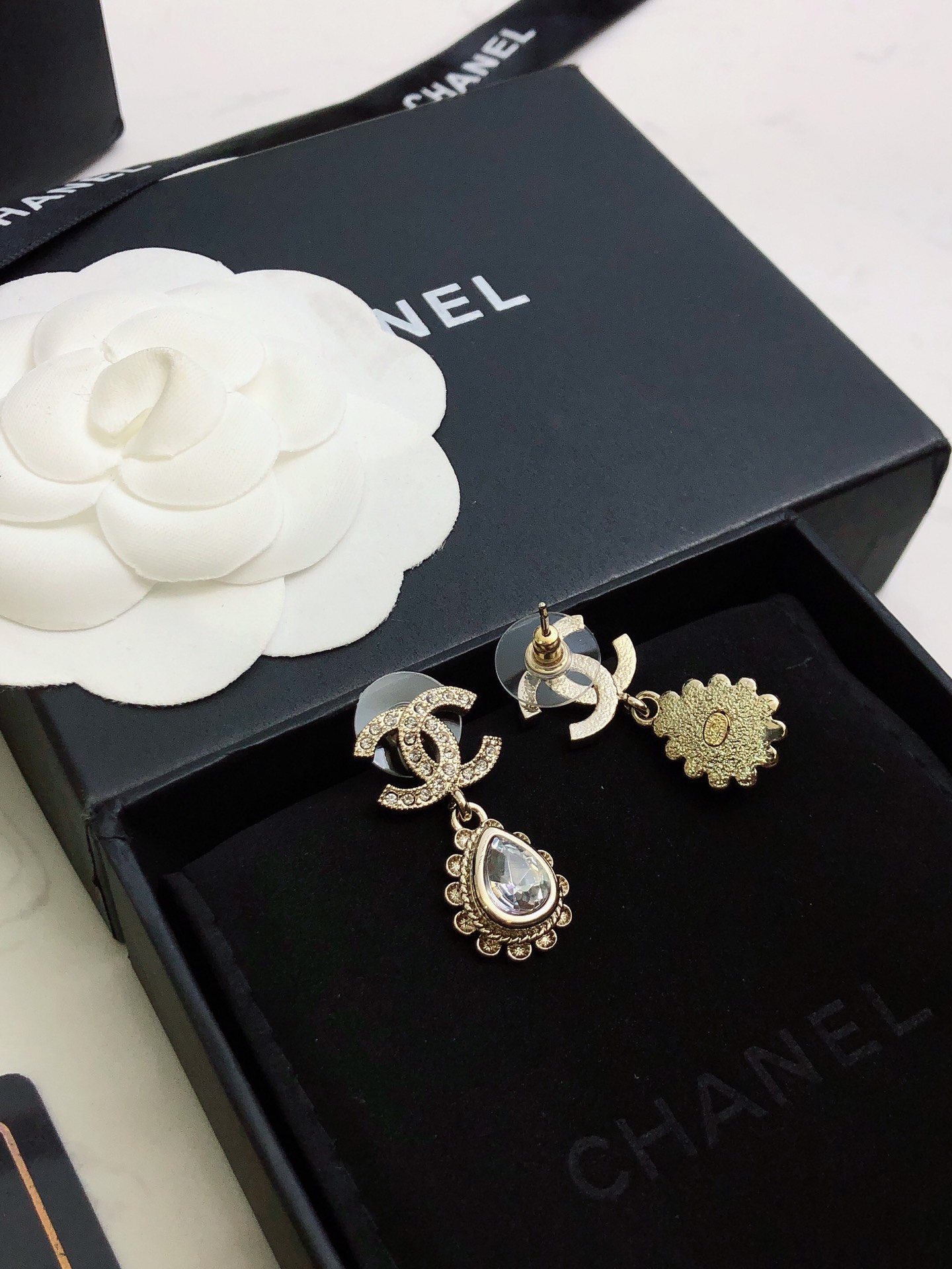 Chanel 香双C吊花边水滴耳钉 特别美 特别美 上耳仙气十足 上边全部是施华洛水晶 特别是那两颗水滴施华洛