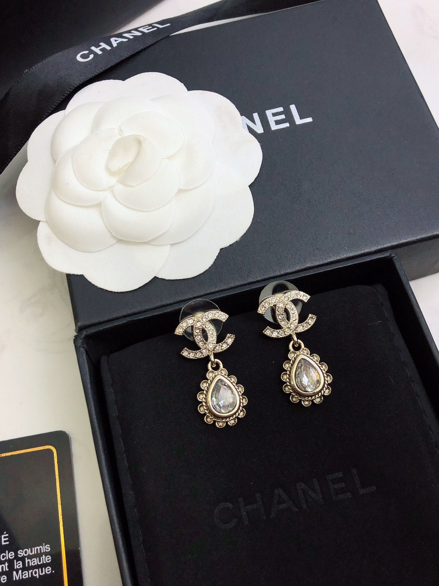 Chanel 香双C吊花边水滴耳钉 特别美 特别美 上耳仙气十足 上边全部是施华洛水晶 特别是那两颗水滴施华洛